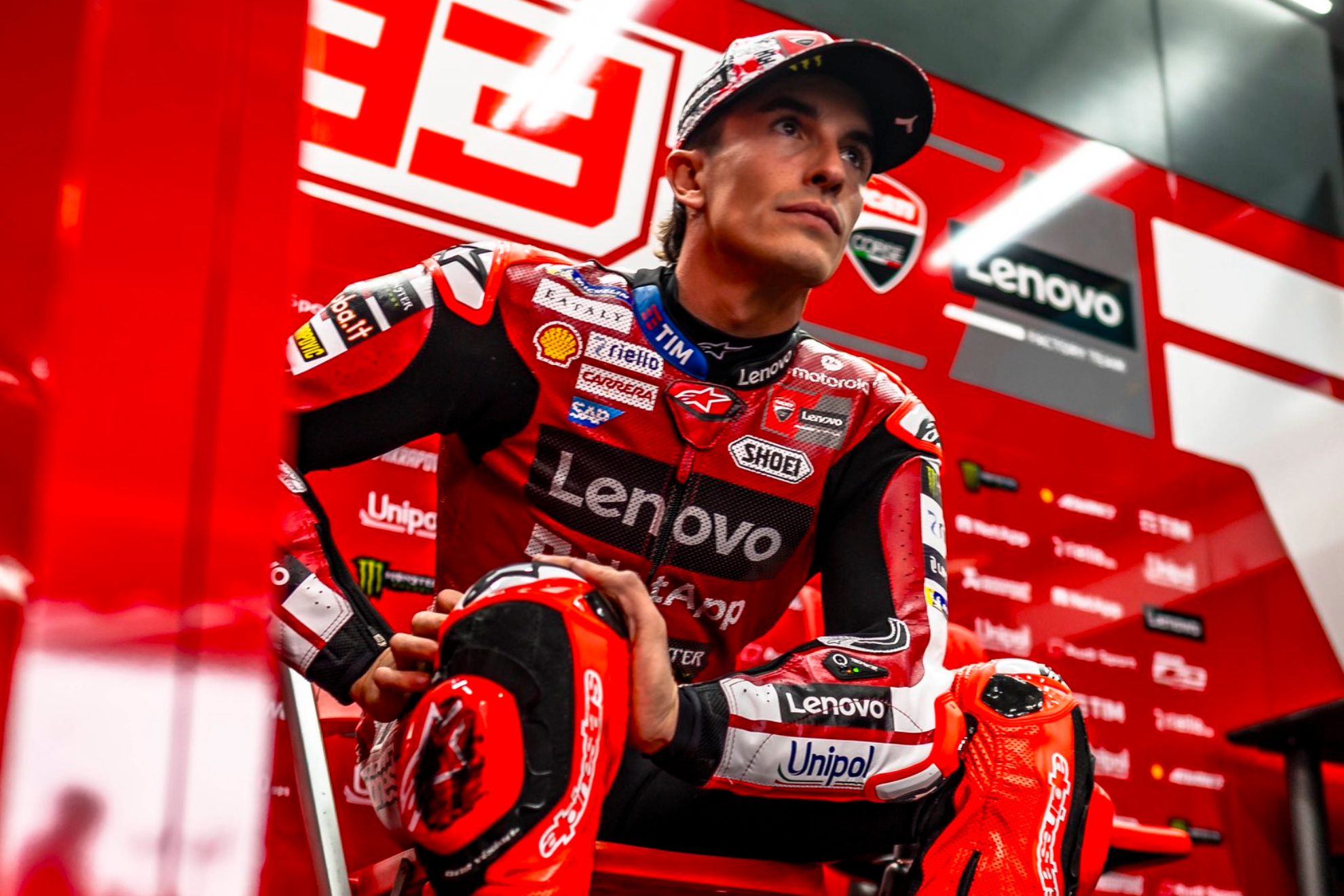 Marc Márquez, ensimismado, en su box. DUCATI