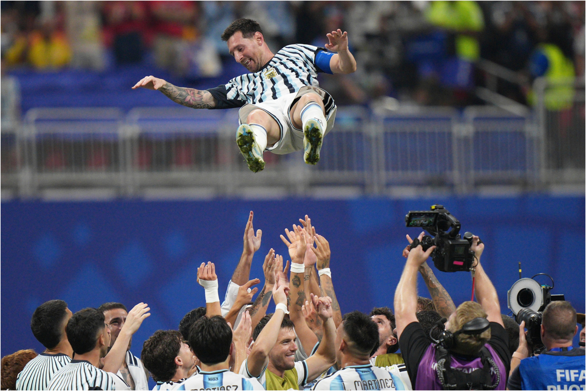 Messi, manteado por sus compañeros en 2026.