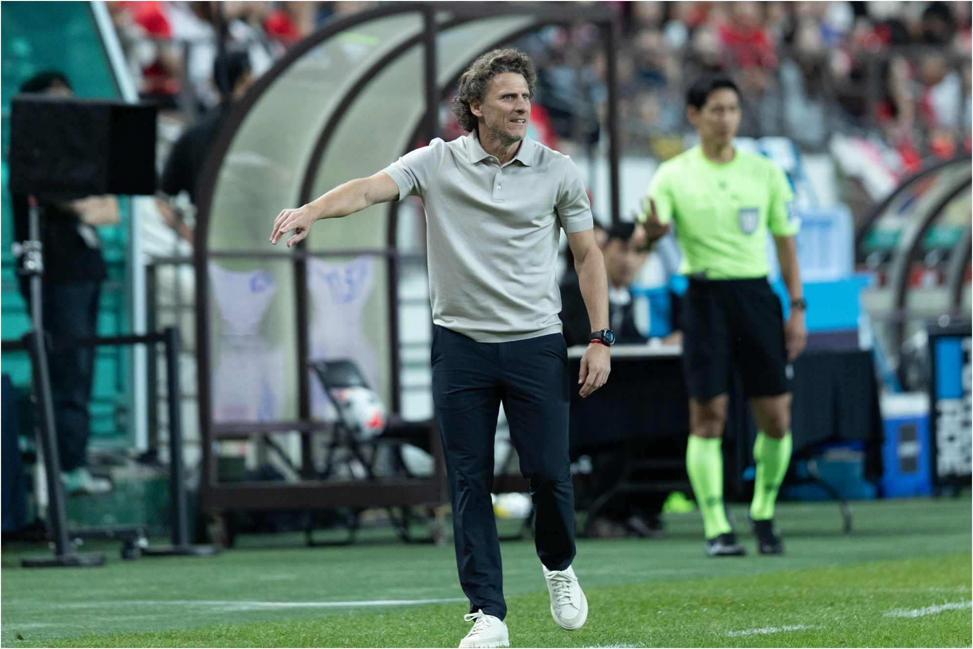 Forlán, en la banda.