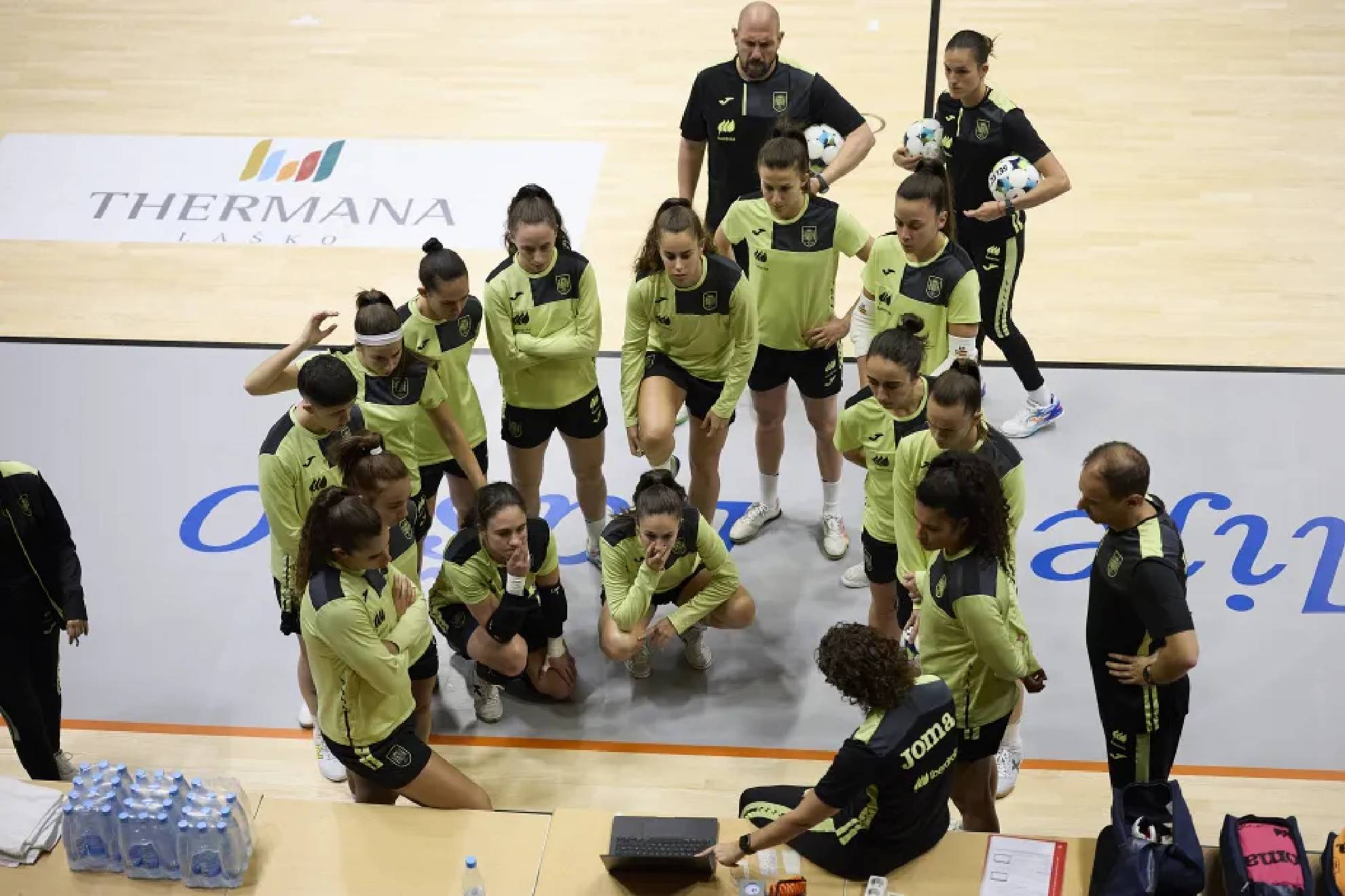Las internacionales escuchan las explicaciones de Clàudia Pons en el Sport Halle Tri Li-lije de Lasko RFEF