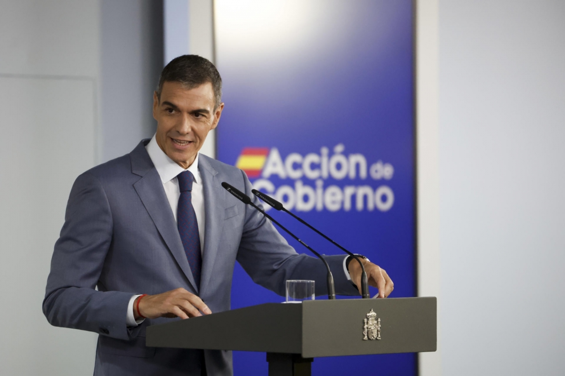 Pedro Sánchez, presidente del Gobierno, en el momento en el que anunció que llevará a la Diputación Permanente los dos decretos en materia de vivienda. EFE