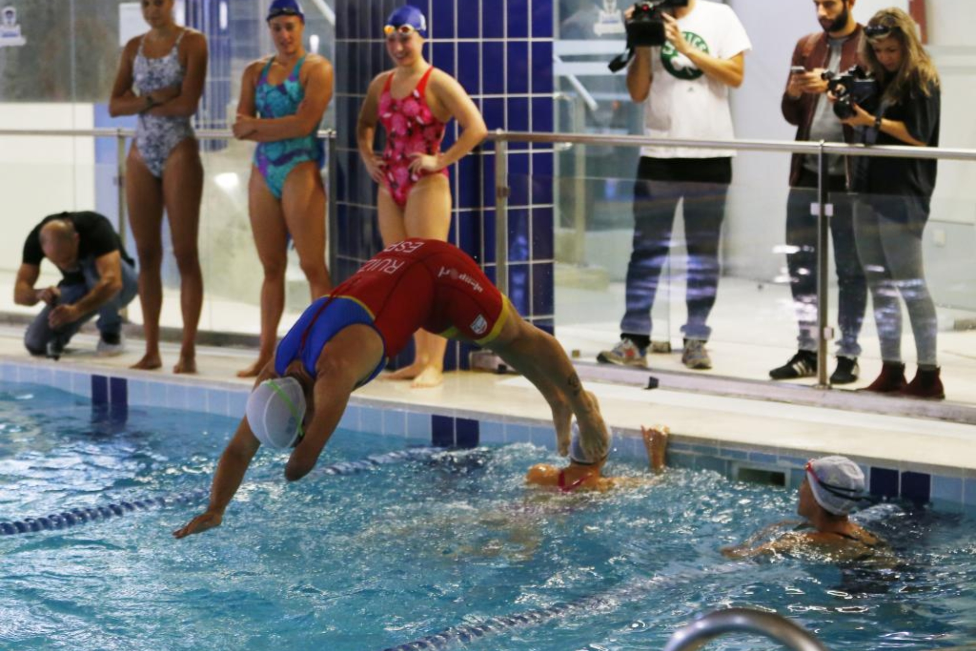 Un relevo en las jornadas de natación de deporte inclusivo RAFA CASAL