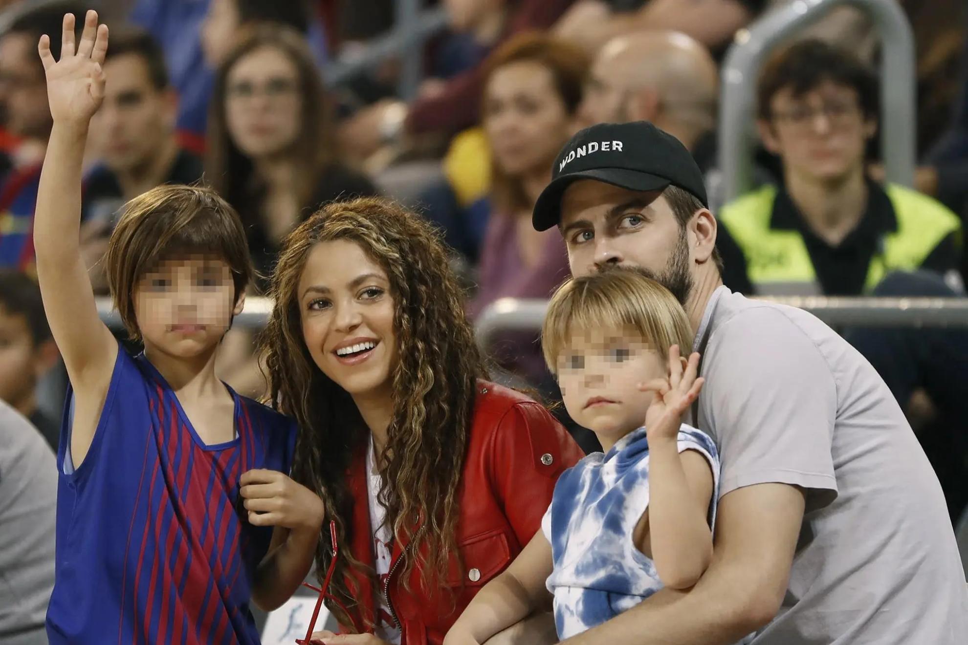 Fotografía de archivo de Shakira y Gerard Piqué con sus hijos Milan y Sasha. EFE