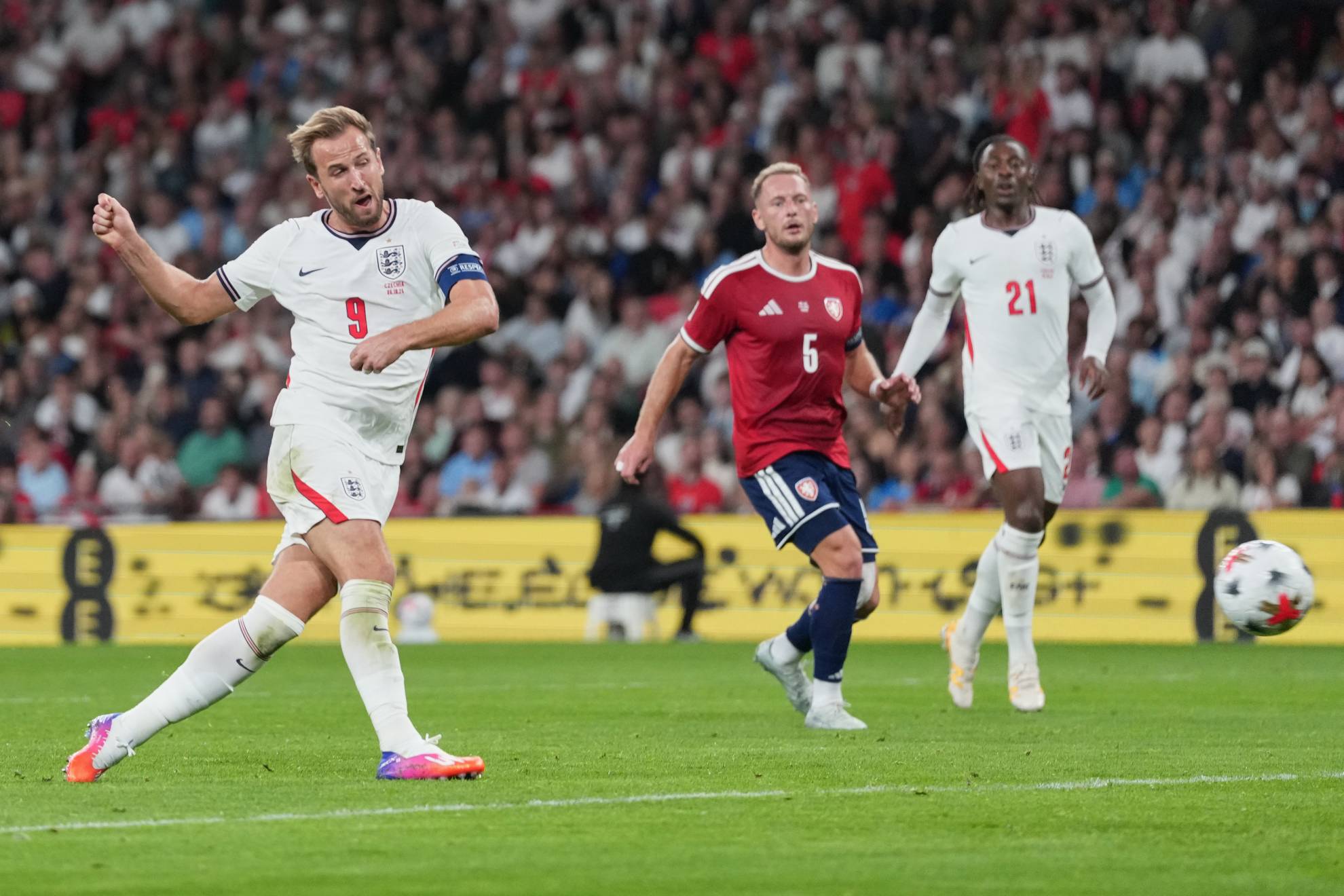 Tiro de Kane para anotar el segundo de Inglaterra. ANDY RAIN