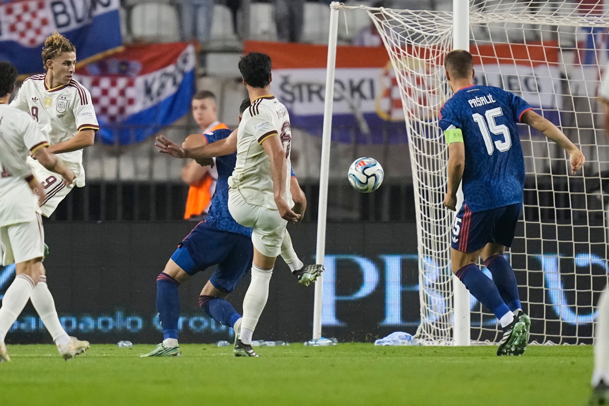 Merino, tras rematar el balón que supuso el gol del triunfo para España. LAPRESSE