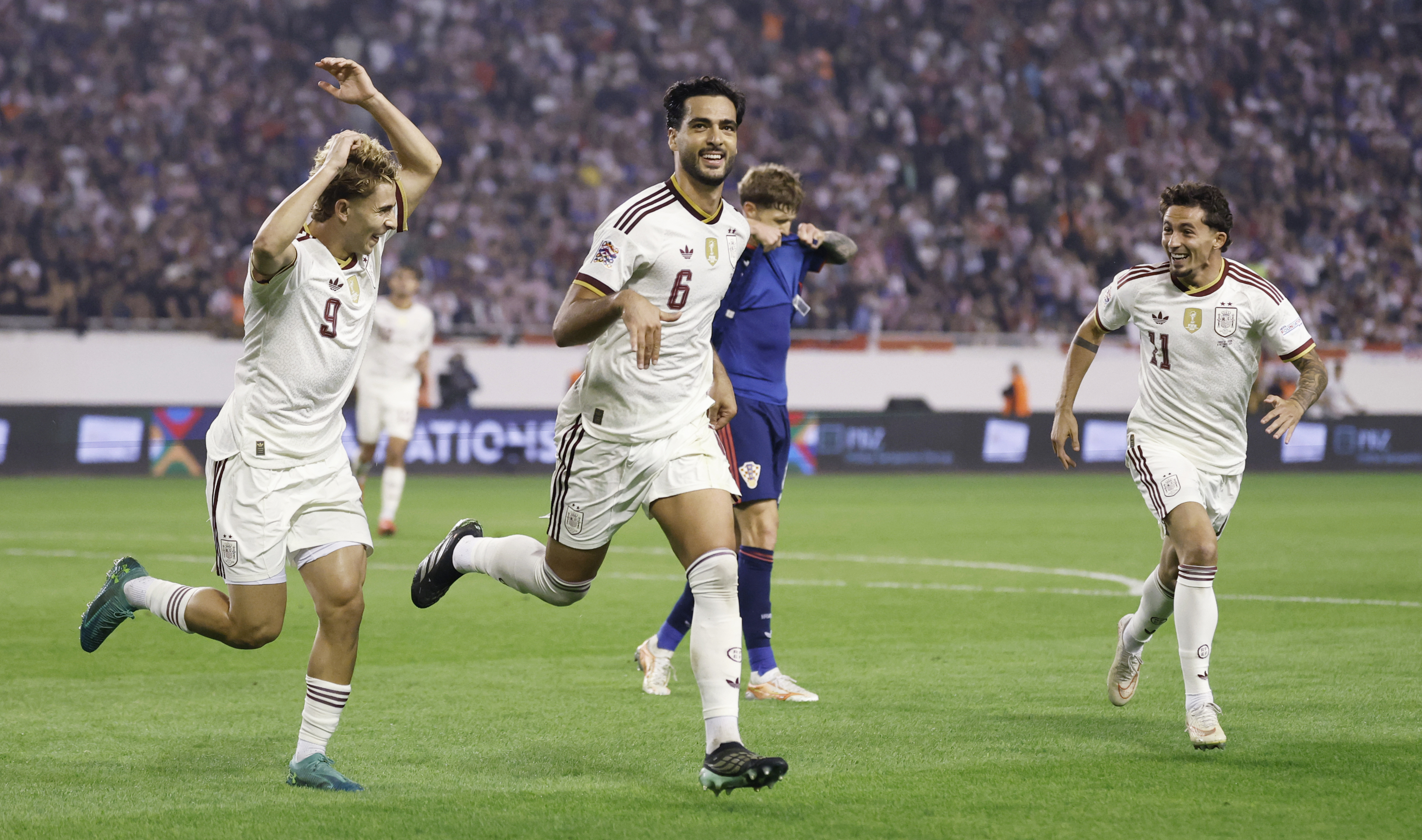 Fermín y Yeremy acuden a celebrar la victoria y a felicitar al autor de los dos goles, Mikel Merino. Chema Rey