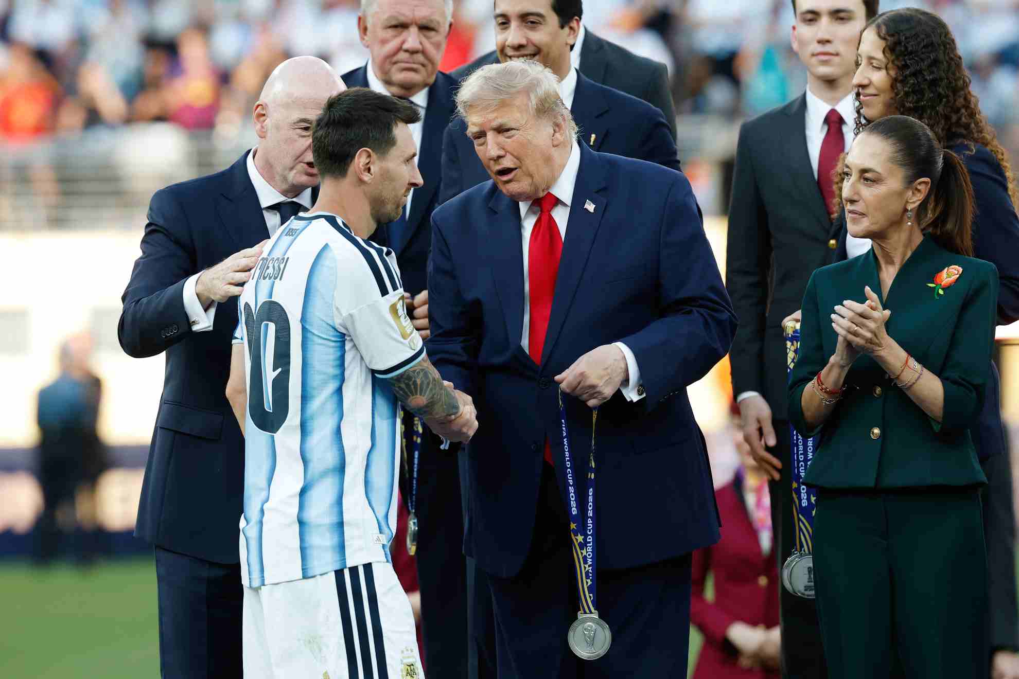 Leo Messi recibe la medalla de subcampeón de manos de Donald Trump CHEMA REY / MARCA