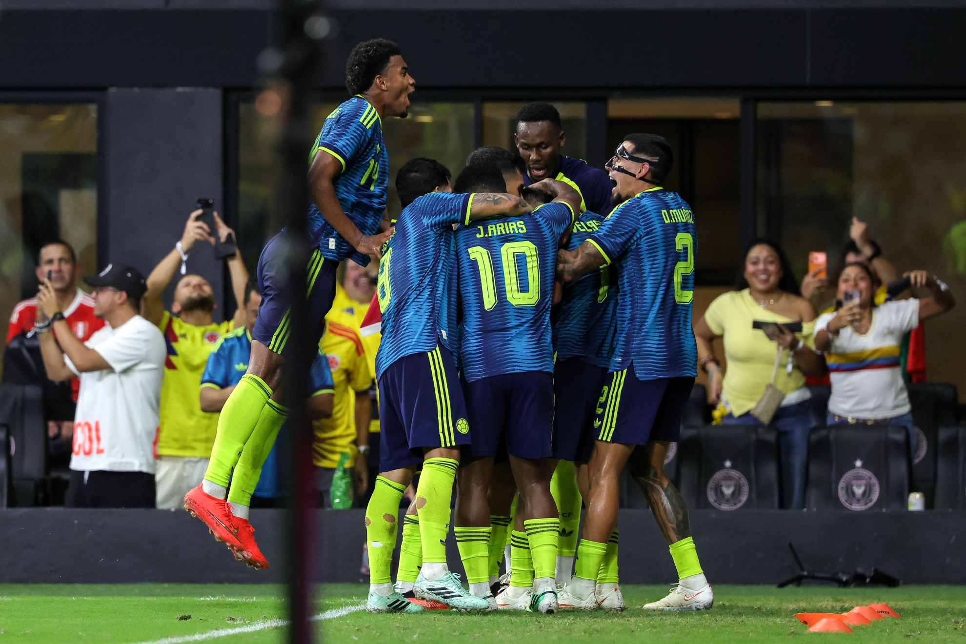 Colombia gana a Perú en su último amistoso con gran participación de los jóvenes.