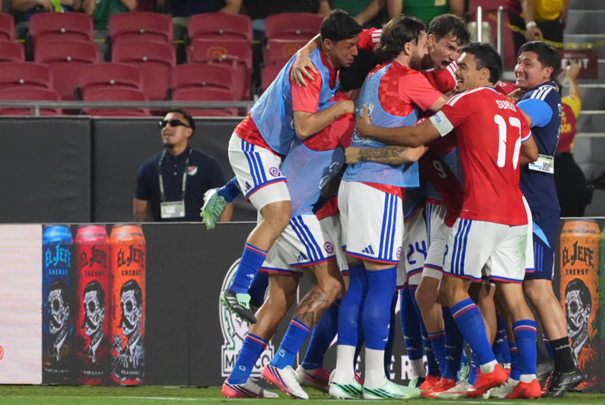 0-2. Chile frena el despegue de la era Márquez EFE