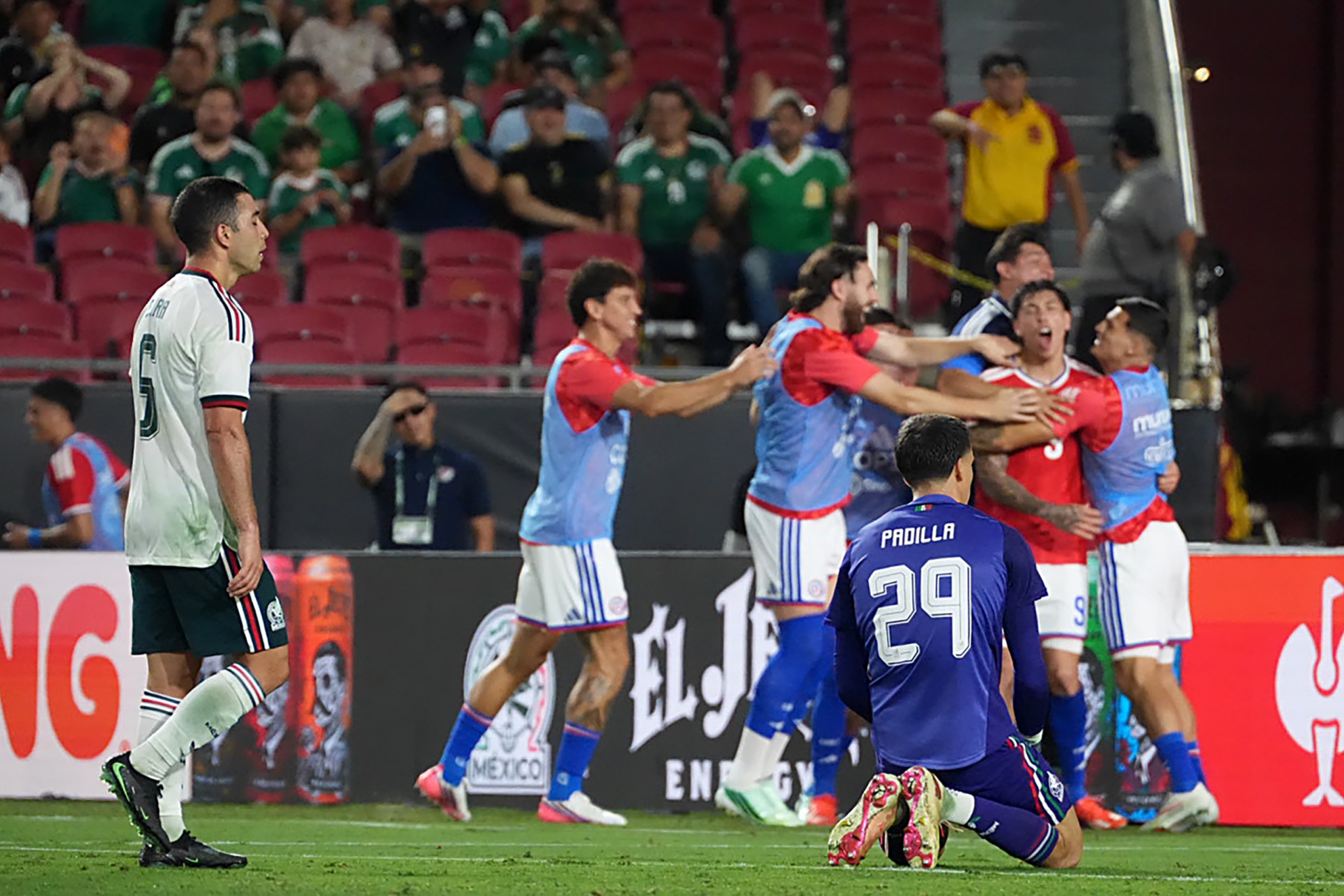 Los jugadores de Chile celebran uno de los goles ante México. EFE.