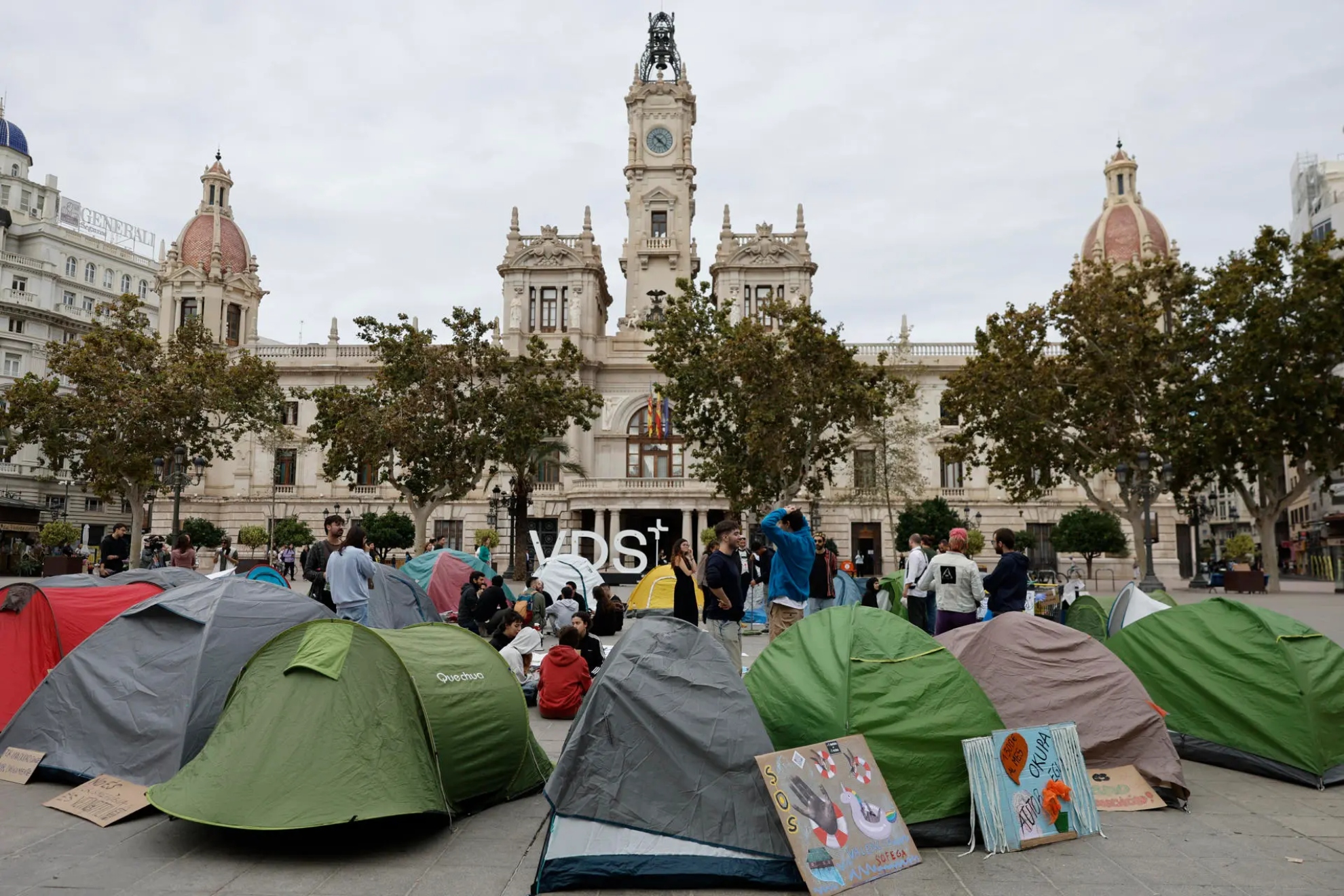 La acampada en la plaza del Ayuntamiento de Valencia y los actos del 9 de Octubre. EFE