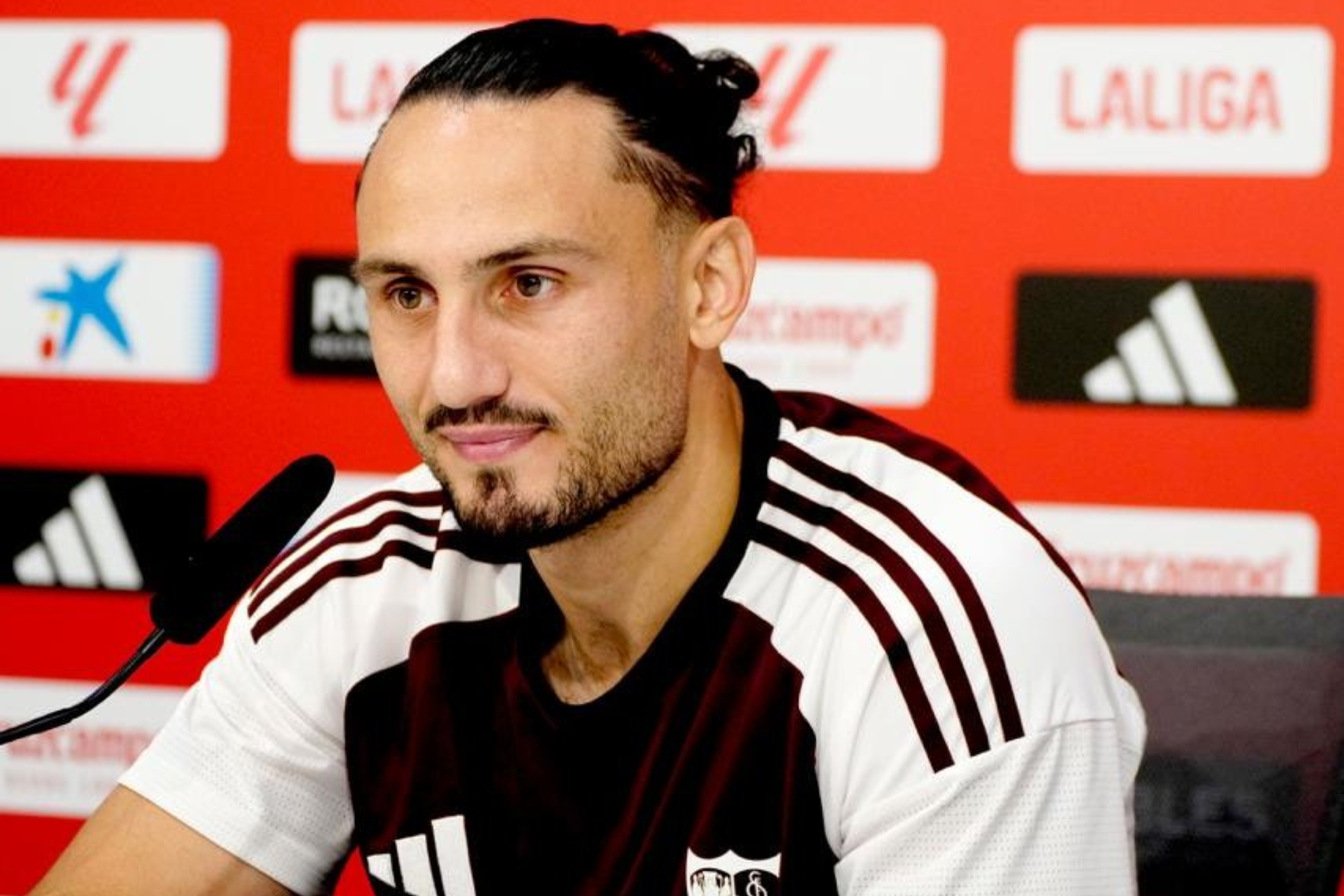 Kochorashvili, en su comparecencia ante los medios. @SevillaFC