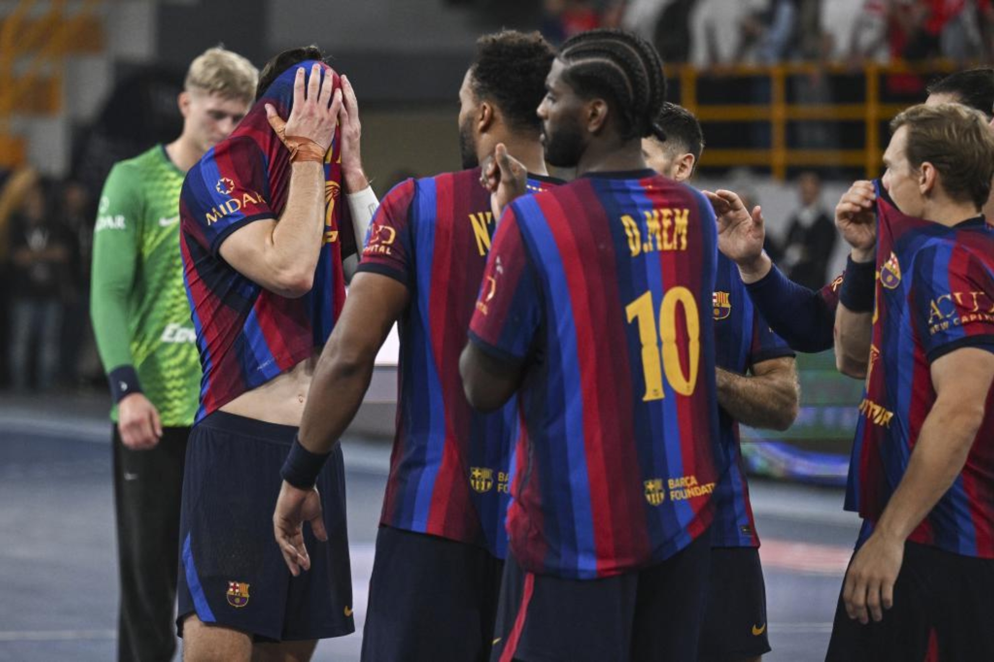Los jugadores del Barça tras perder la final del Mundial de Clubes. EFE