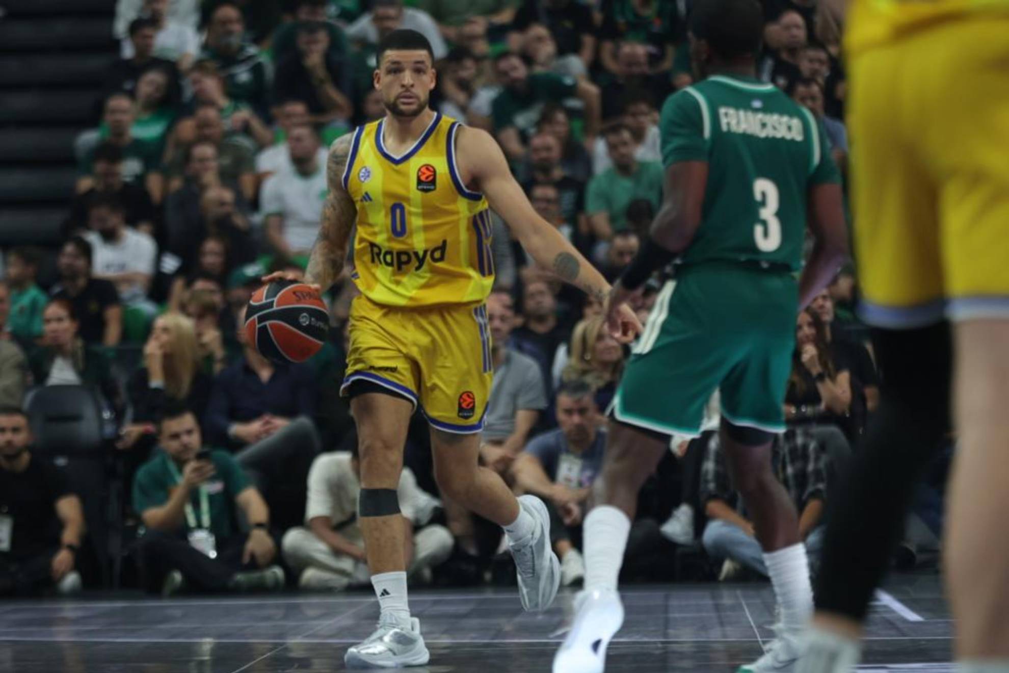 Iffe Lundberg sube el balón en un ataque del Maccabi Tel Aviv durante el encuentro frente al Panathinaikos. EFE