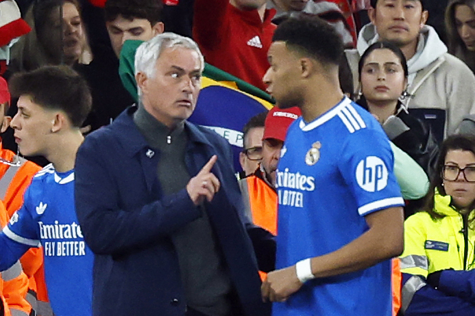 Mourinho hace un gesto ante Mbappé durante el Benfica-Real Madrid de la 2025-26. Chema Rey