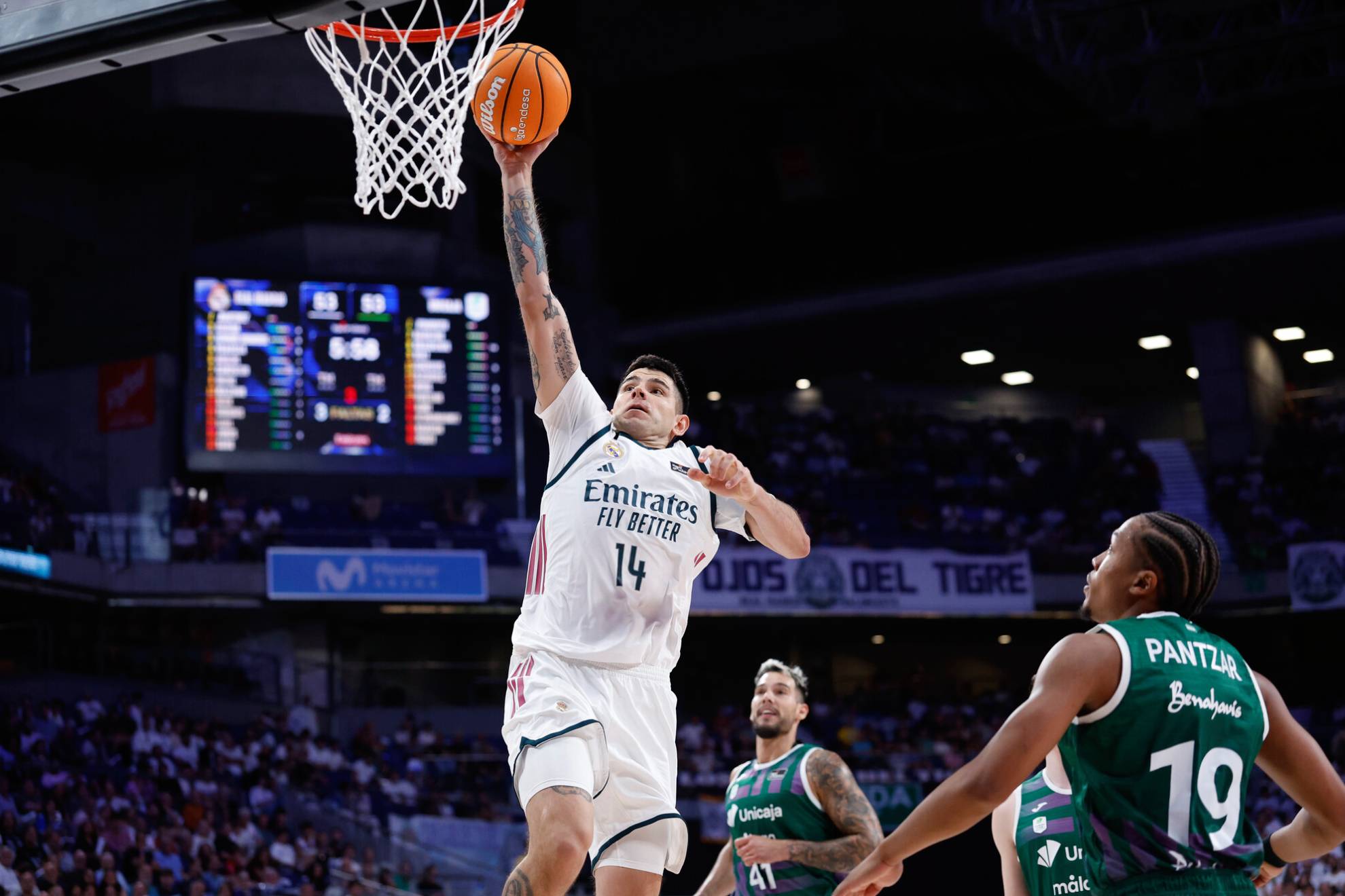 Gabriel Deck se dispone a hacer un mate en el partido ante el Unicaja. ACB PHOTO