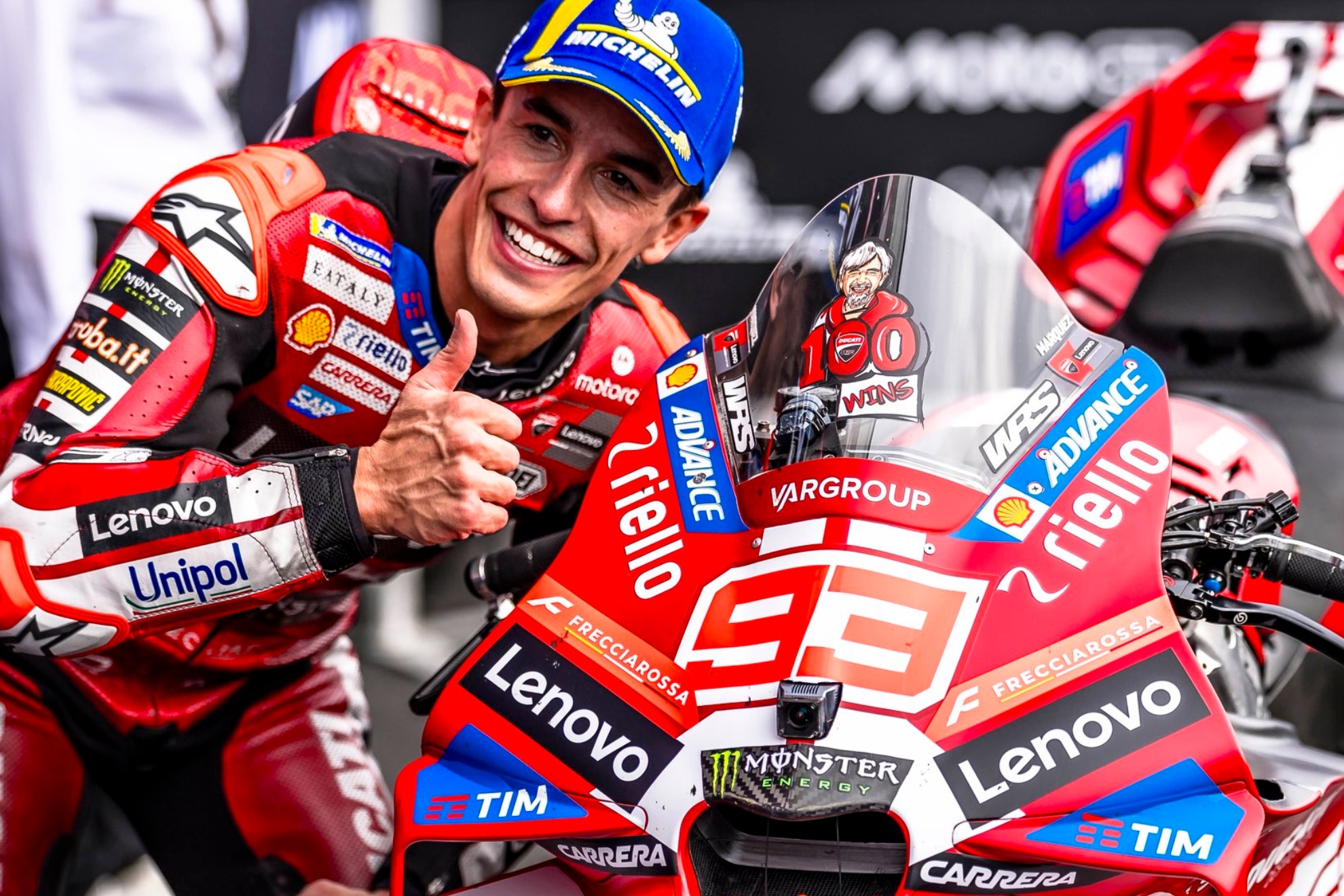Marc Márquez posa con su moto en Japón. DUCATI TEAM