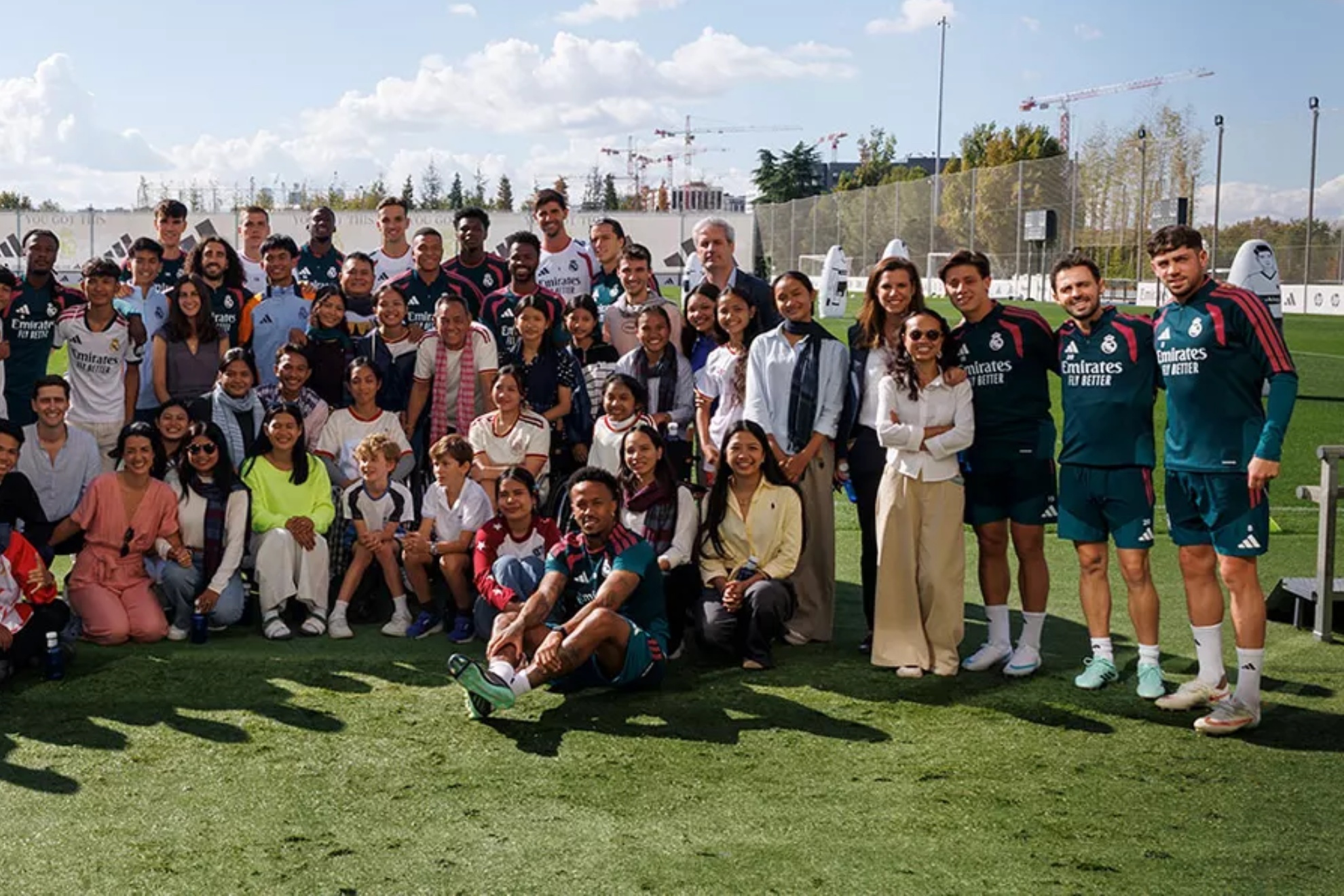 Valverde, a la derecha del todo, posando con otros compañeros junto a un grupo de beneficiarios de las escuelas sociodeportivas de la Fundación Real Madrid. REAL MADRID