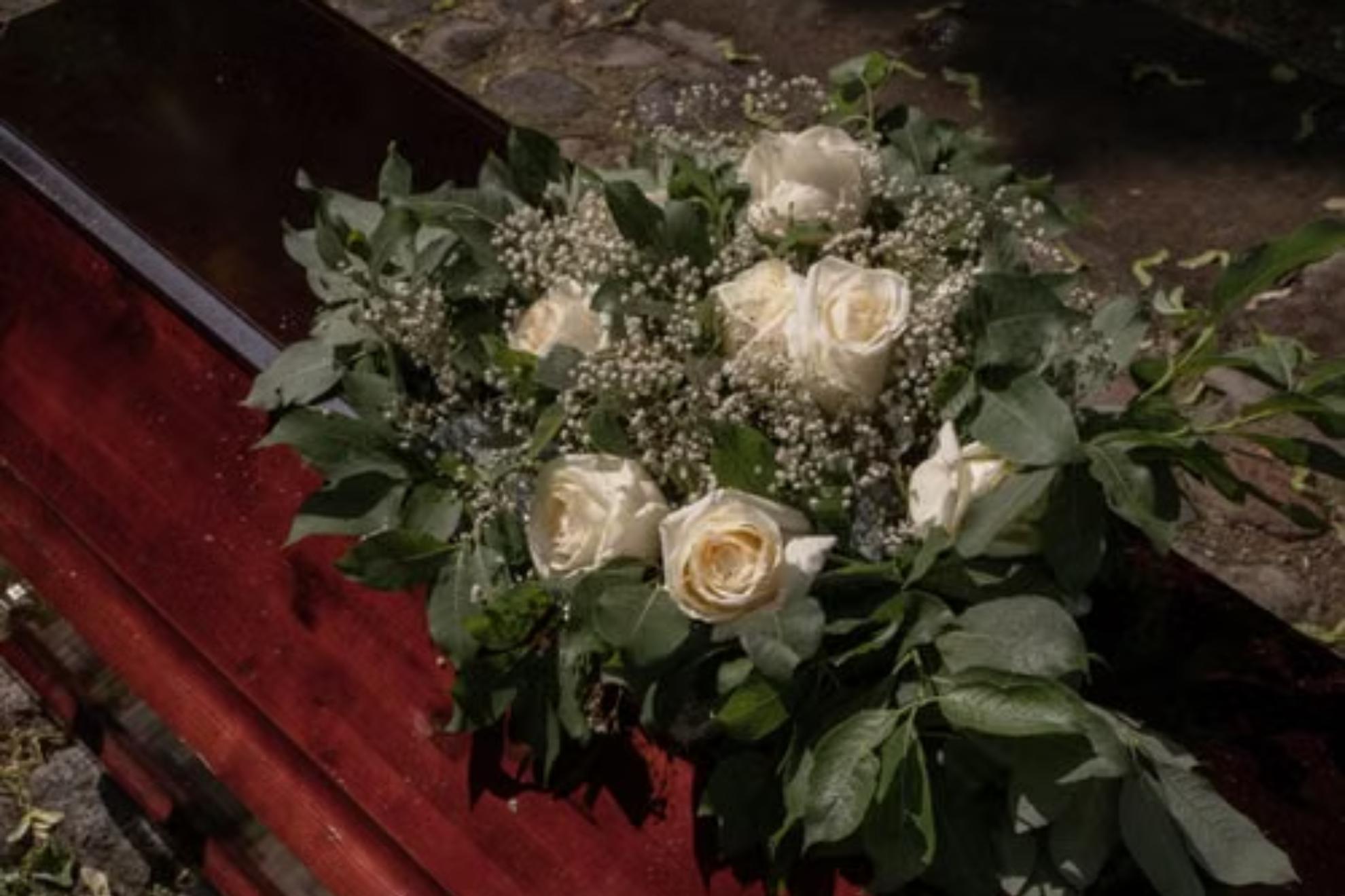 Una mujer pasa tres días junto al cadáver de su marido al no poder pagar el entierro. PEXELS