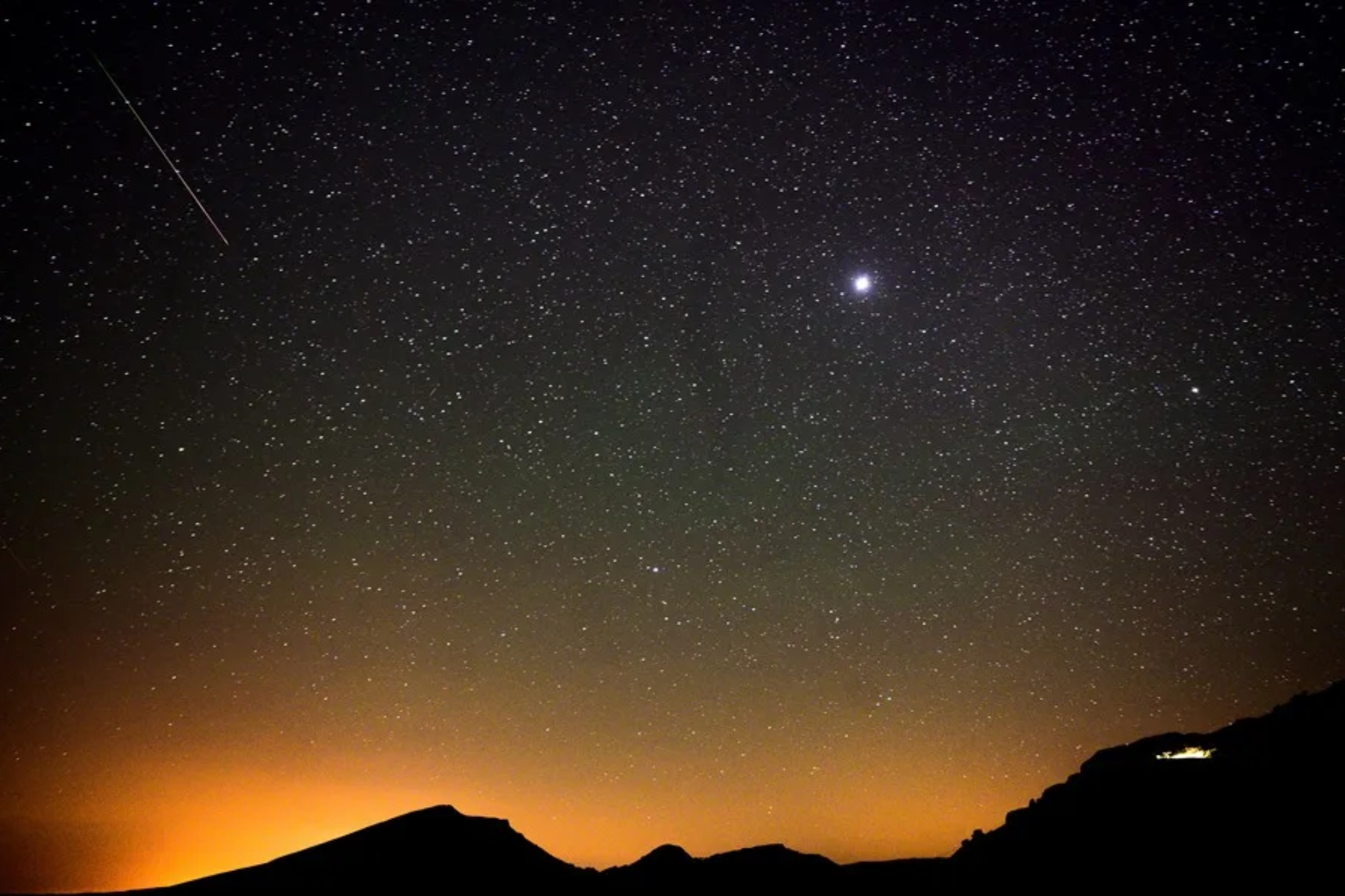 Imagen de el cielo con la bola de fuego EFE