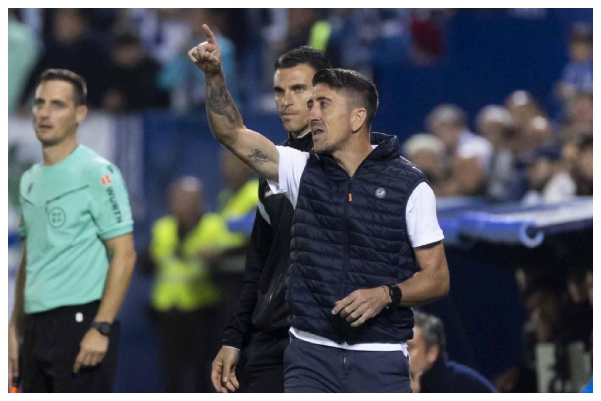 Pablo Hernández da instrucciones durante un partido del Castellón LALIGA