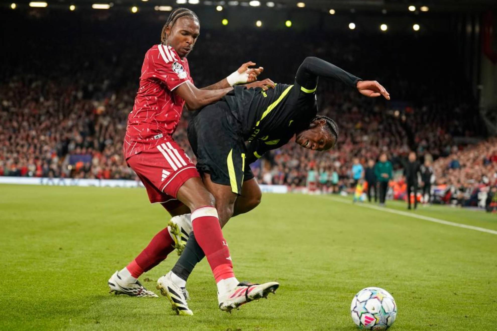 Jérémy Jacquet ante Jonathan David en el Liverpool-Atlético. AP
