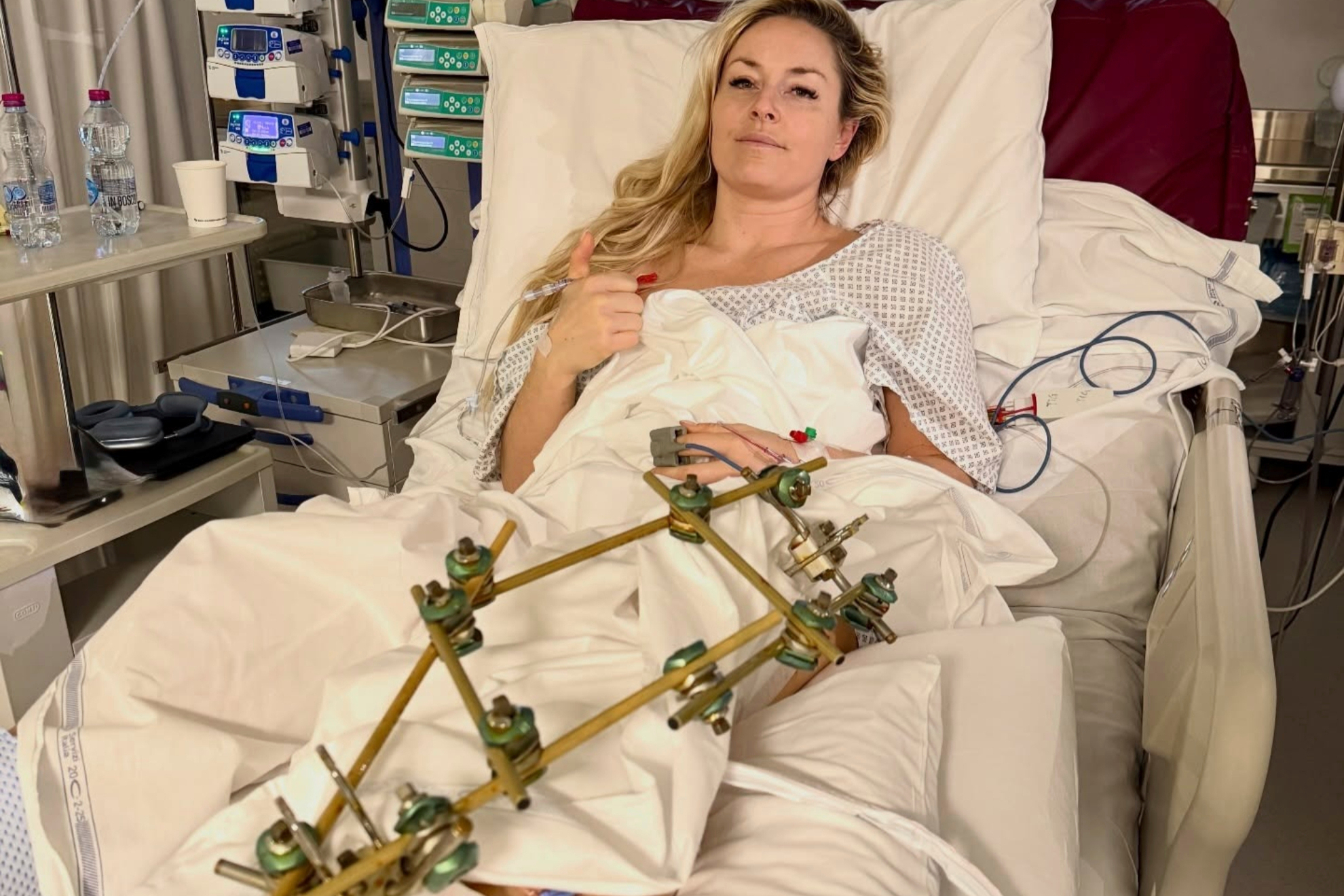 Lindsey Vonn tras someterse a la tercera operación en su pierna izquierda tras la grave caída en el descenso de los Juegos Olímpicos de Milán-Cortina. @lindseyvonn