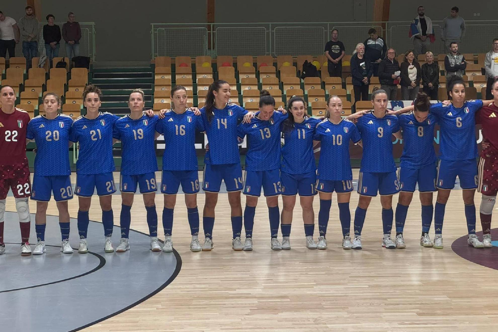 Italia posa en el Sport Halle Tri Lilije de Lasko antes de su partido frente a Eslovenia FIGC.IT