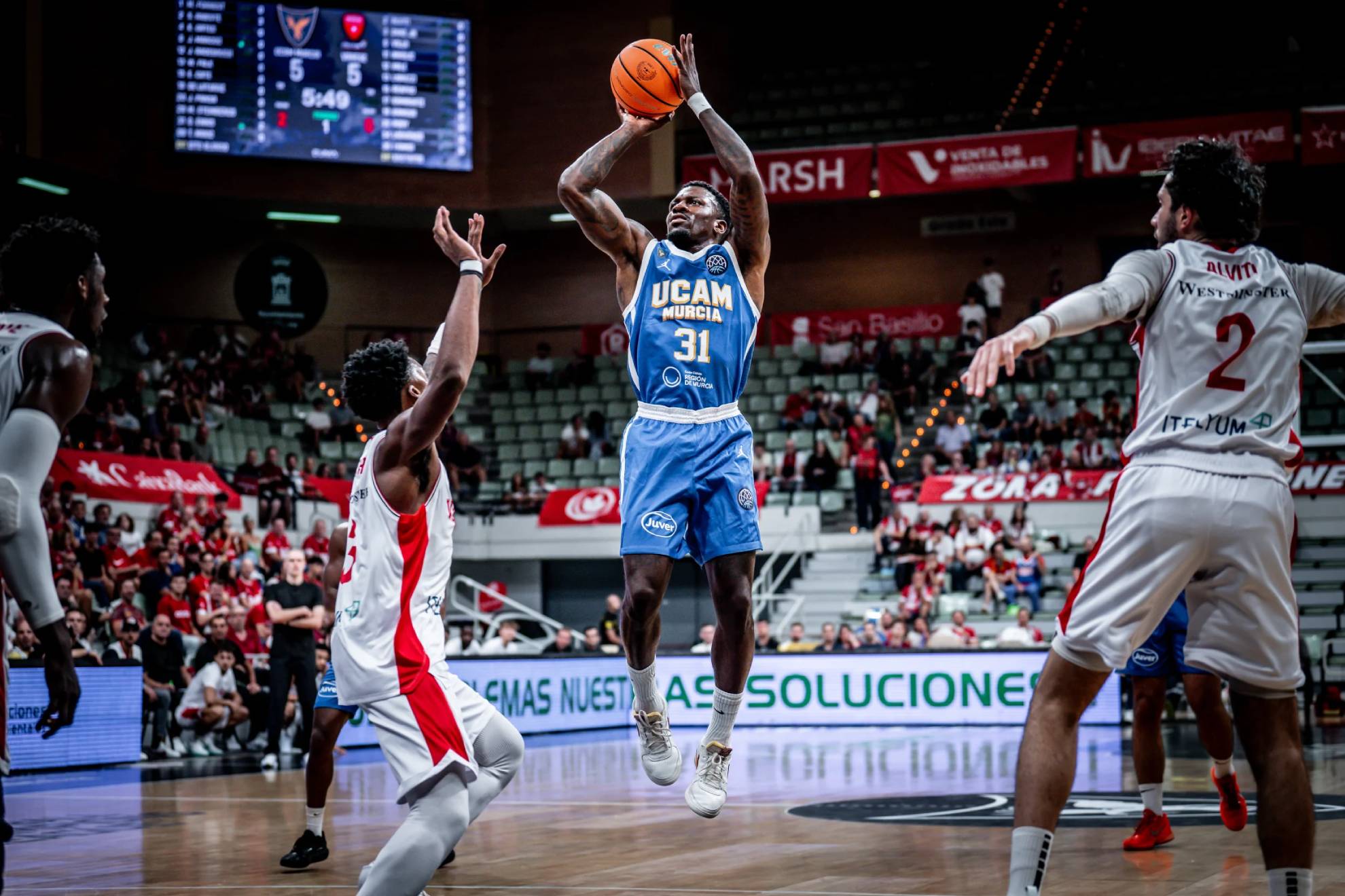 Dylan Ennis lanza a canasta. FIBA
