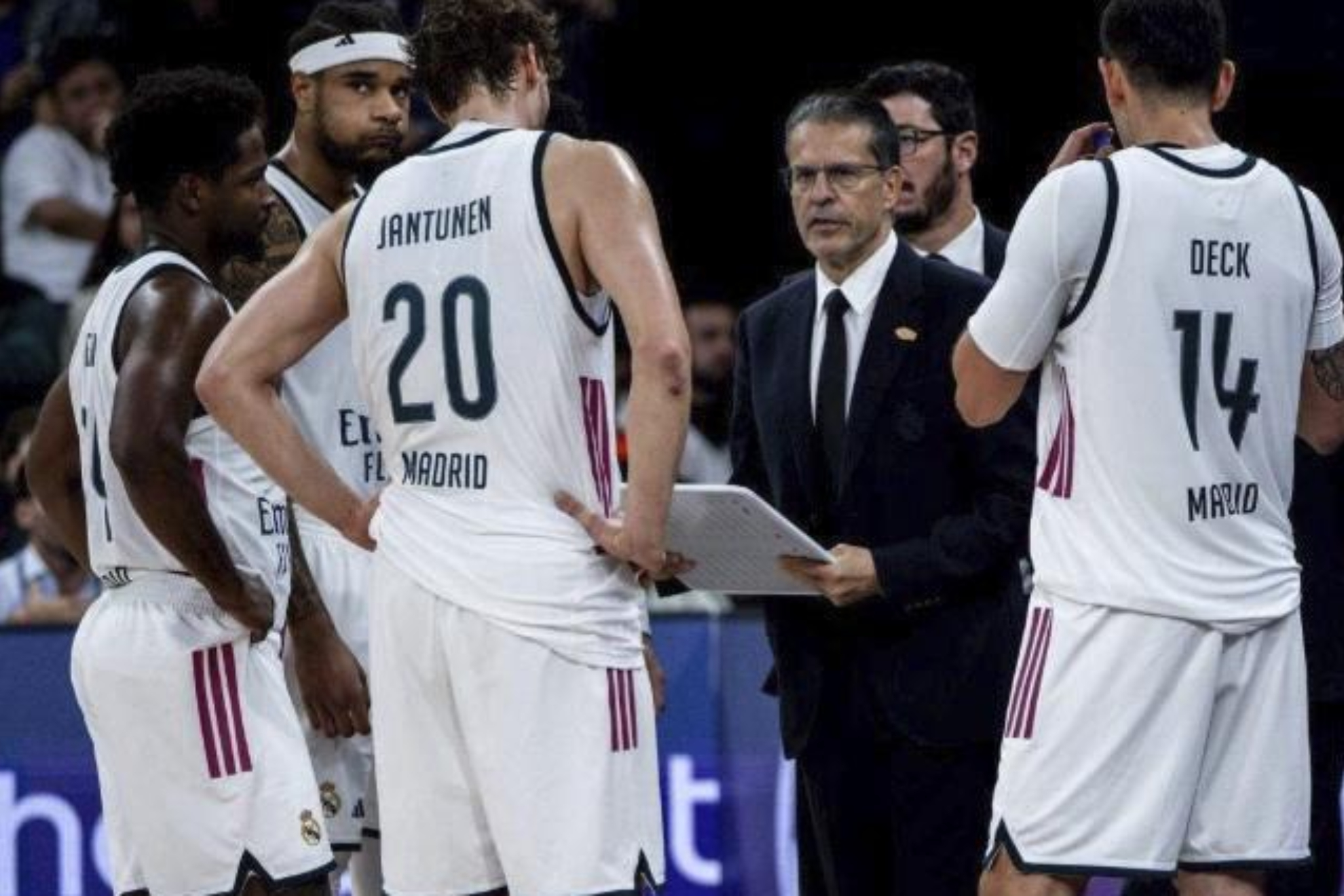 Los jugadores del Madrid junto a su entrenador. Real Madrid.com