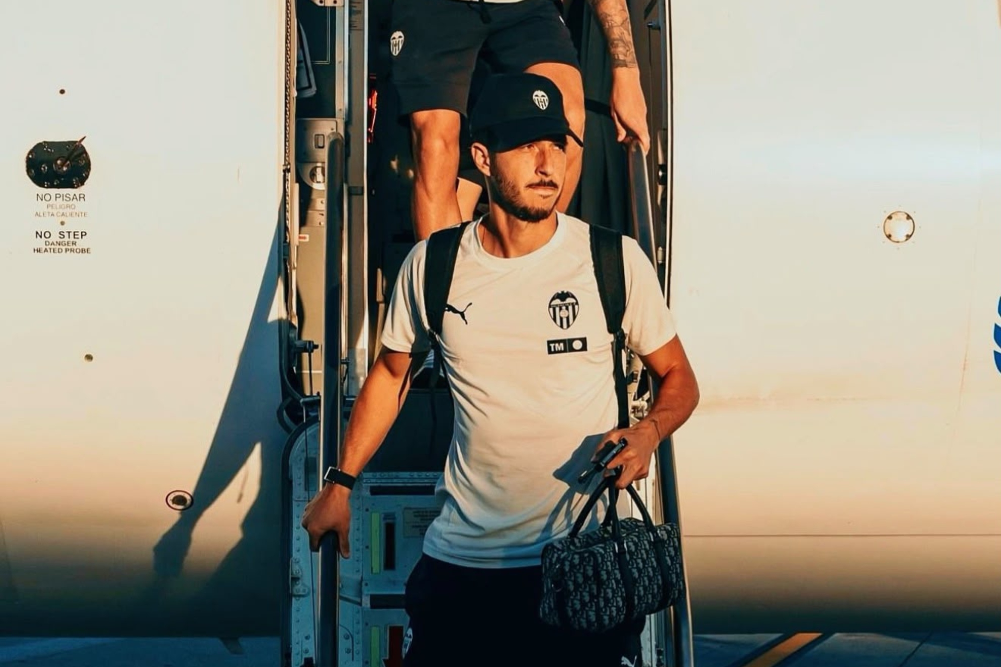 Guido bajando de un avión. VCF