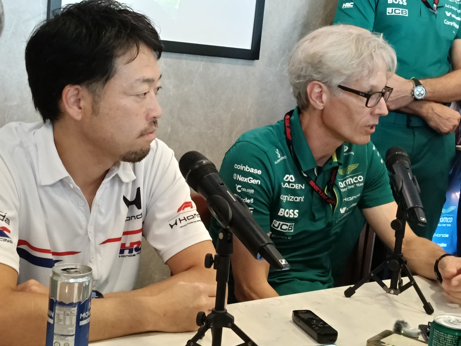 Shintaro Orihara y Mike Krack, en la rueda de prensa en Singapur. RV RACING PRESS