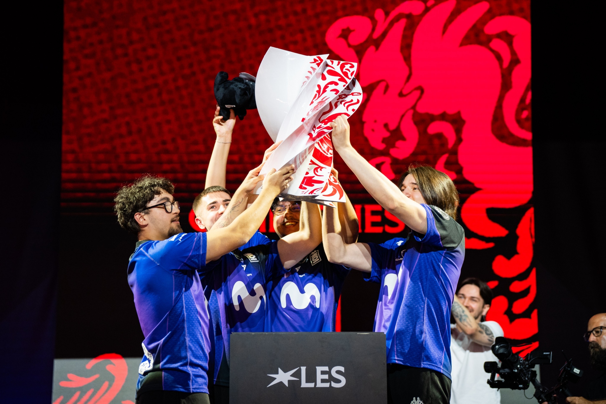 Movistar KOI Fénix levantando el trofeo de campeones de verano