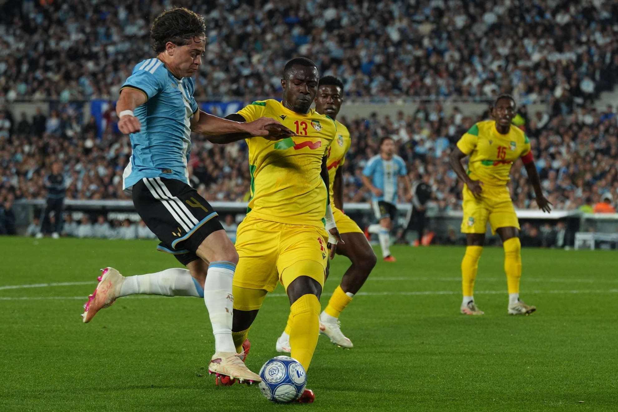 GIAY, EN EL PARTIDO DE ARGENTINA FRENTE A BENÍN. EFE