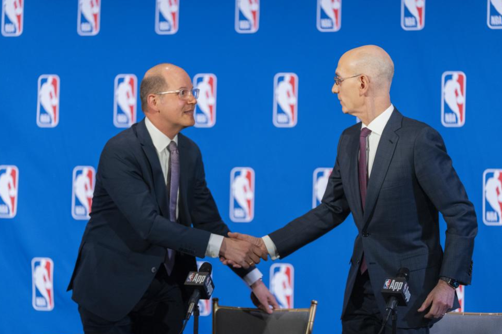 Adam Silver saluda a Andreas Zagklis en una rueda de prensa conjunta. EFE.