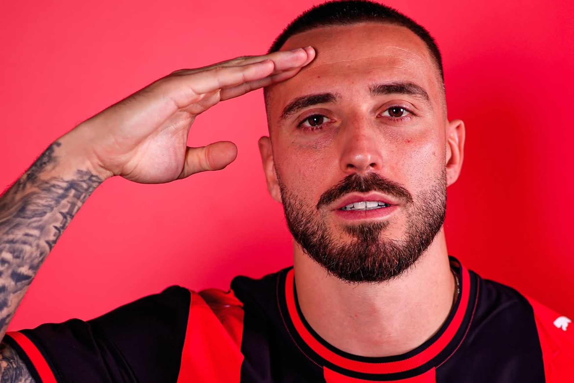 Mario Gila, en su presentación con el Milan. INSTAGRAM