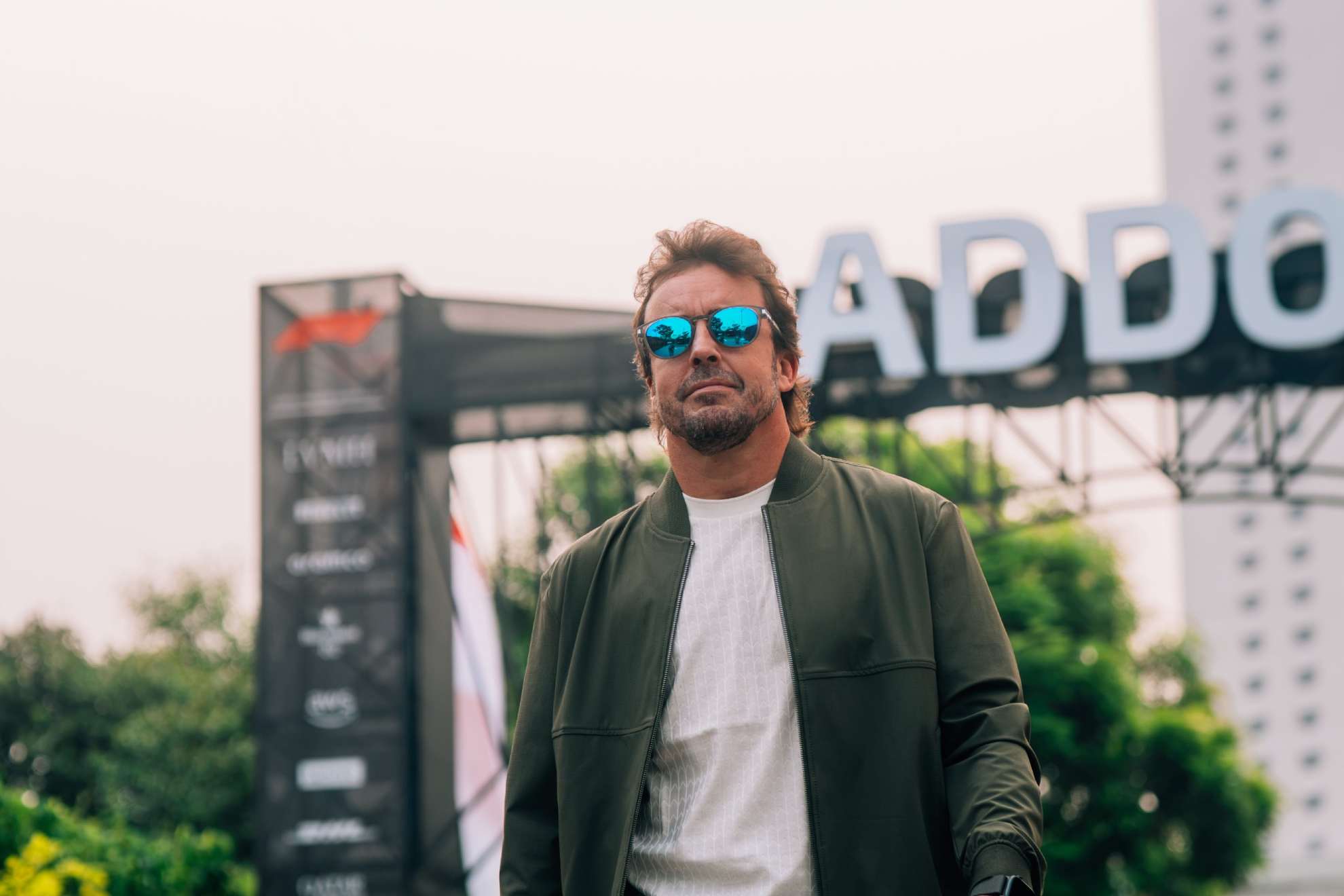 Alonso, entrando al 'paddock' de Singapur este jueves. AMR F1
