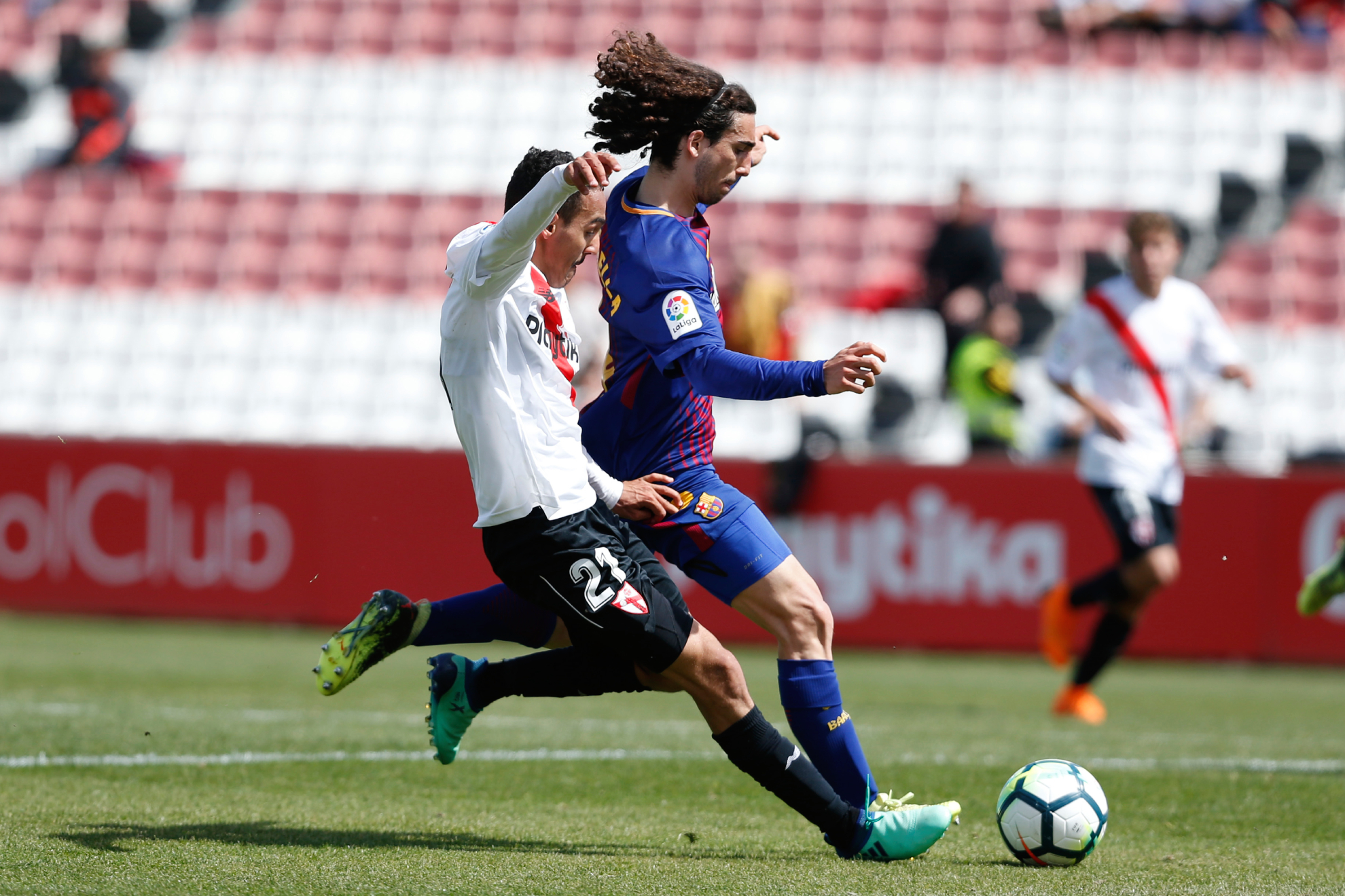 Boutobba y Cucurella, en el Sevilla Atlético-Barça B de la 2017-18. RAMÓN NAVARRO