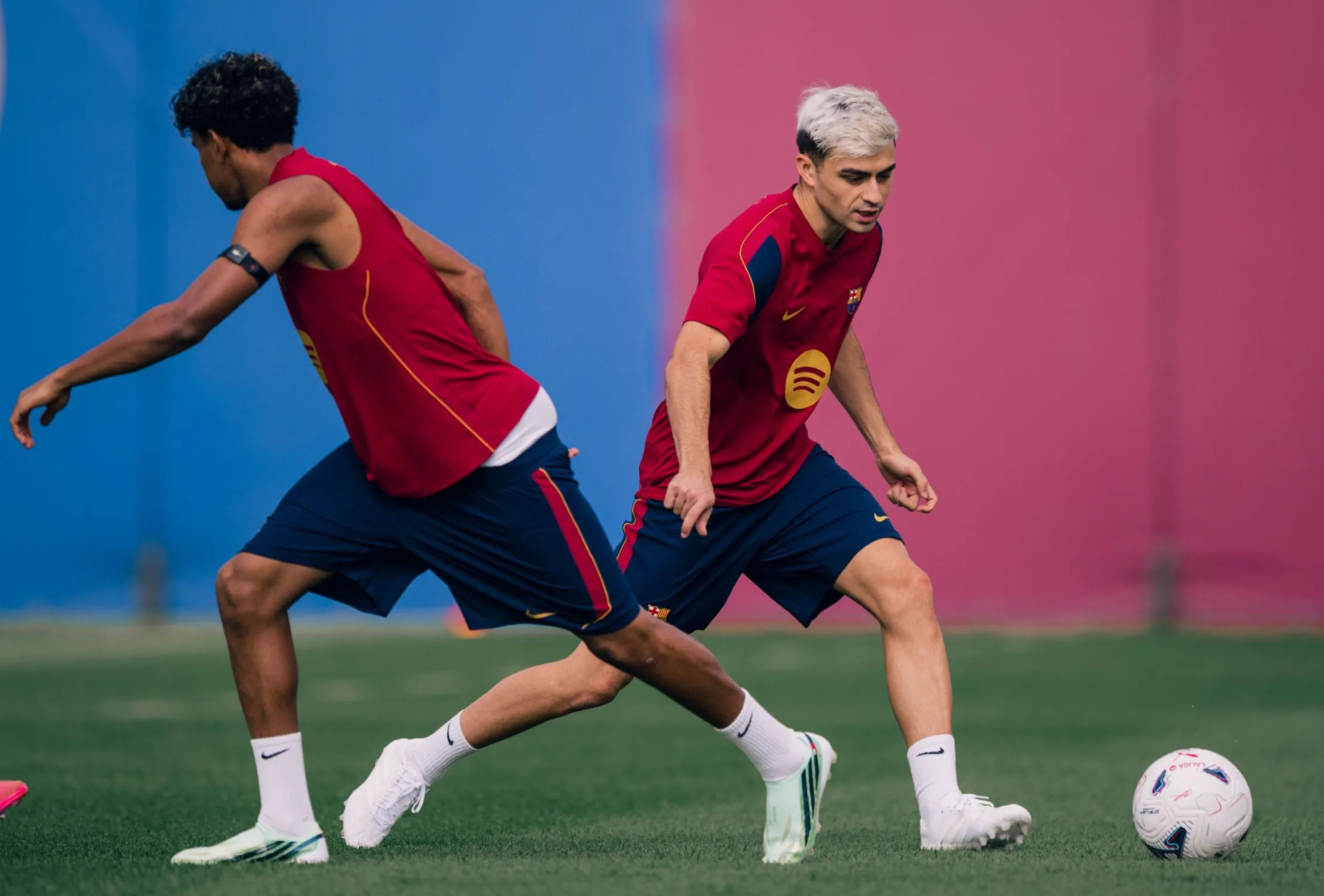 Lamine y Pedri, en la sesión de entrenamiento. FC BARCELONA