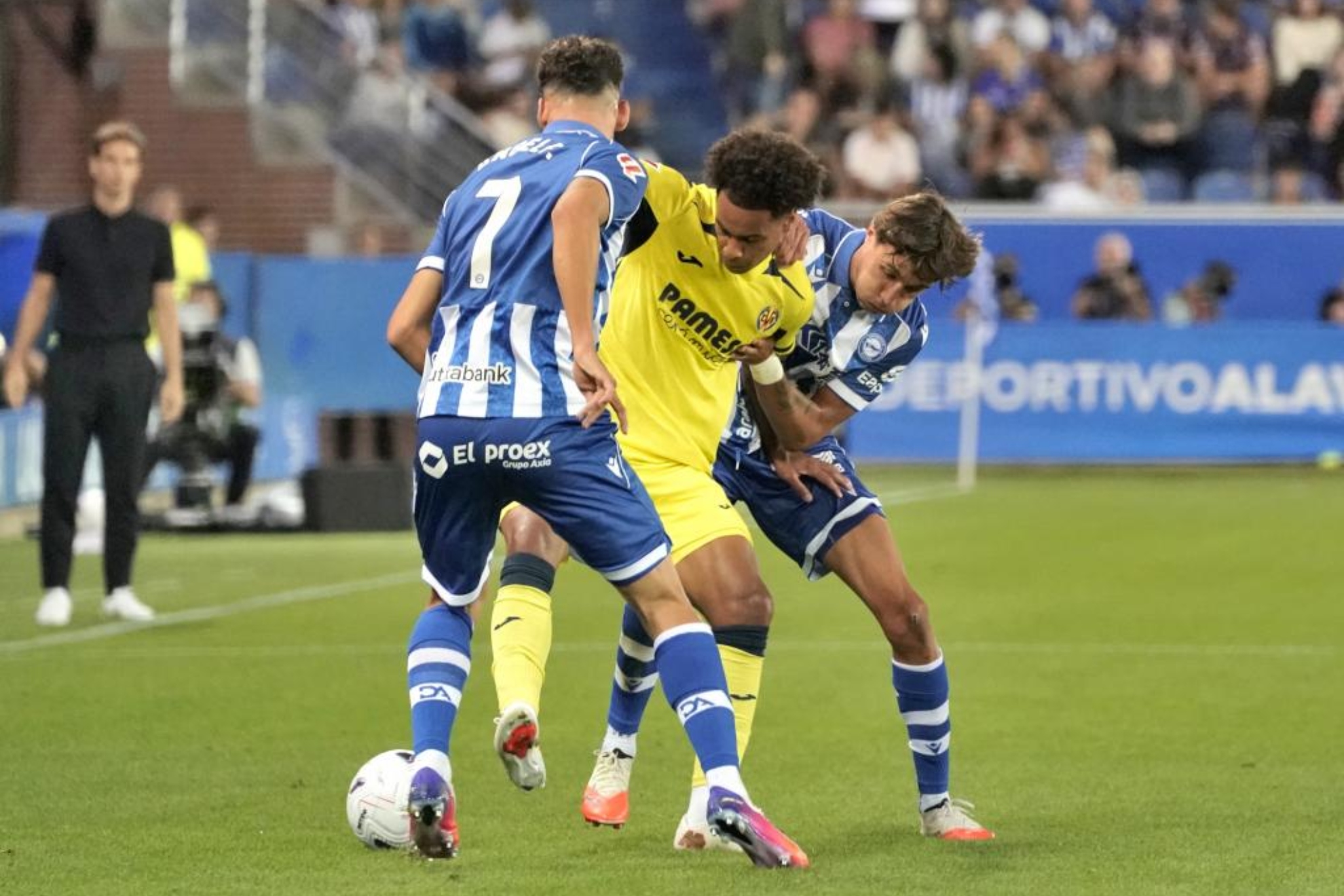 Buchanan pugna por el balón. LINO GONZÁLEZ