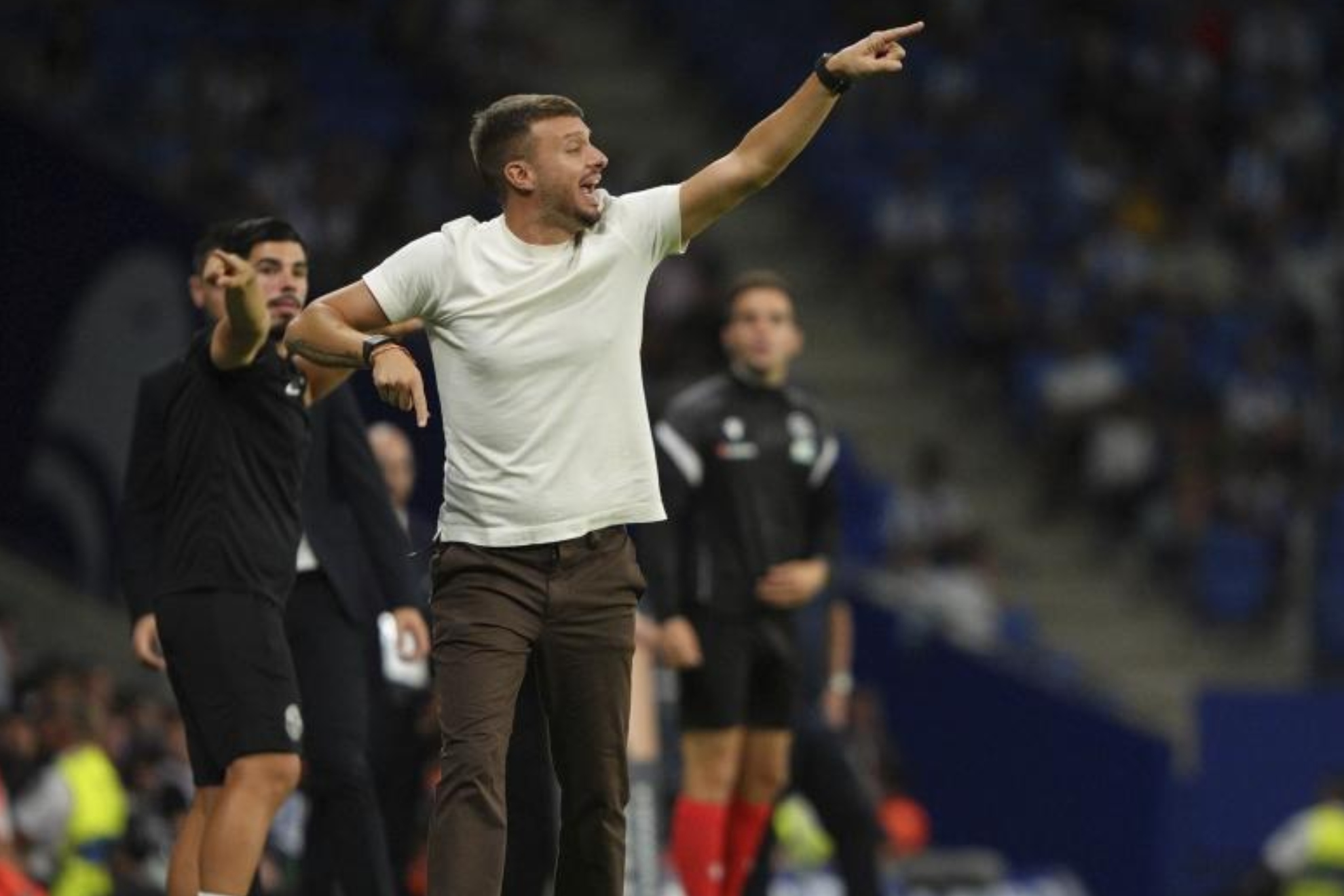 Anselmi, entrenador del Elche, da una indicación en un partido. LALIGA