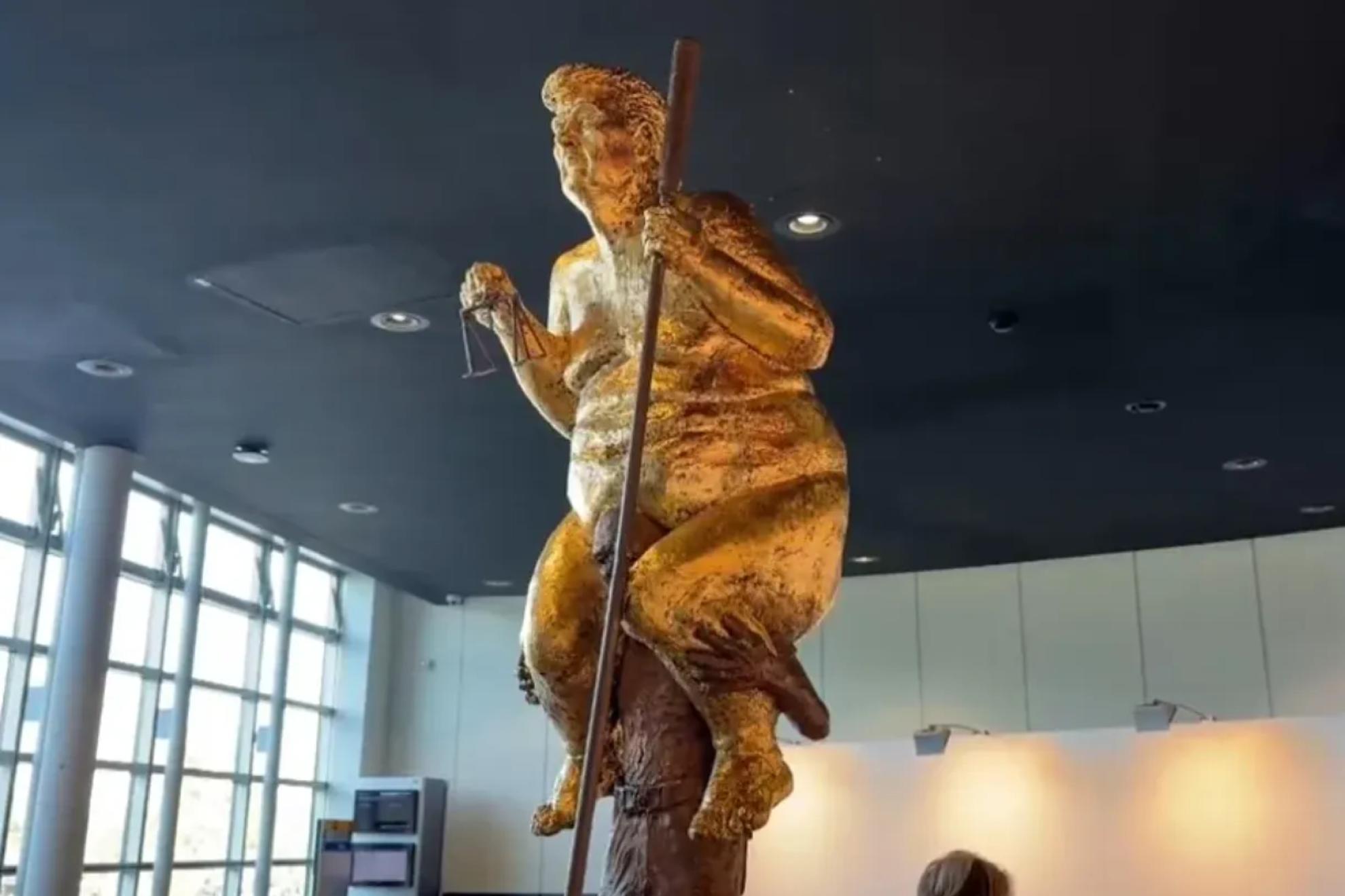 La escultura 'Plaga Naranja', del artista danés Jens Galschiøt. EFE