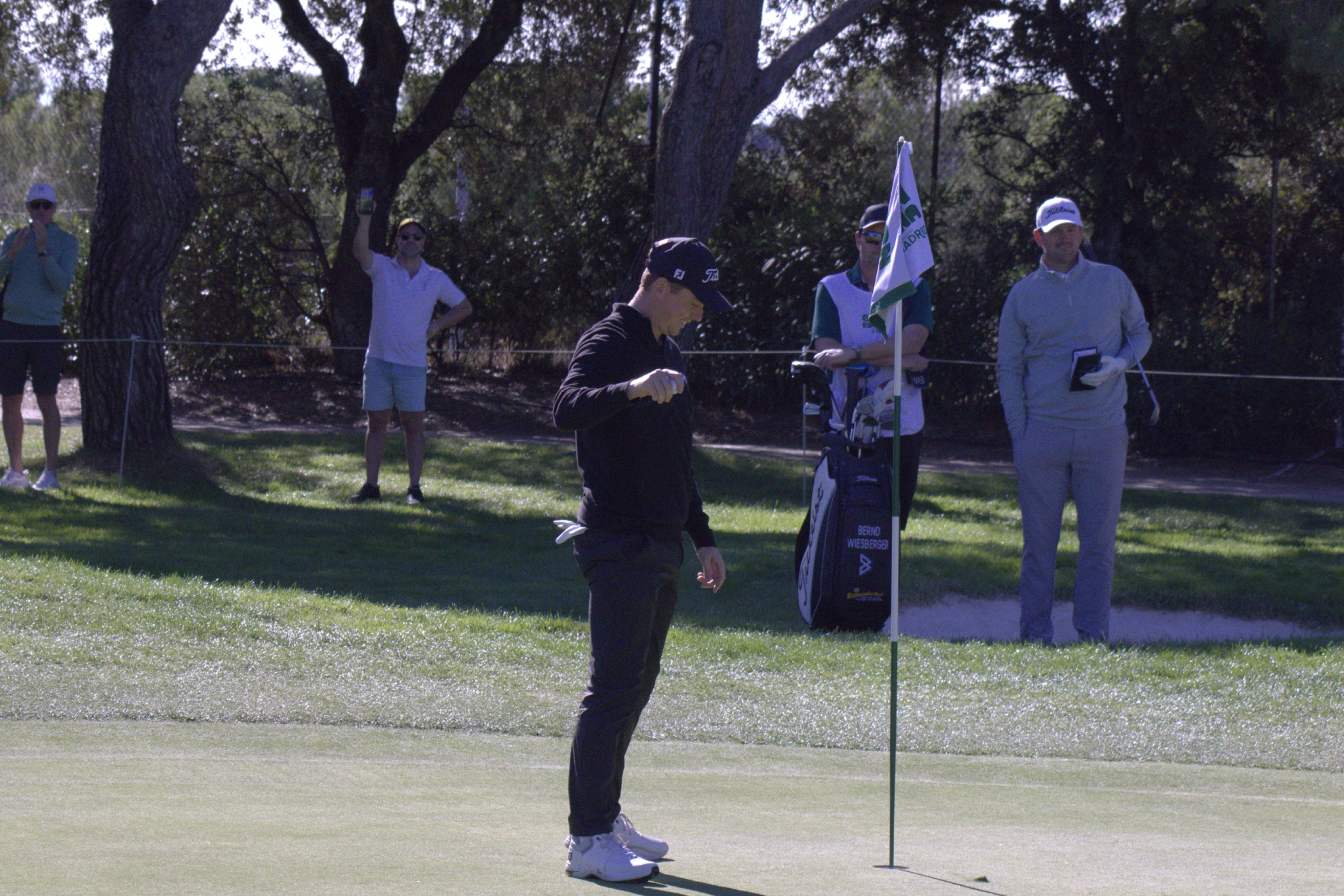 Daniel Hillier tras recoger la bola en el hoyo 17. @TorneosGolf (MTDG)
