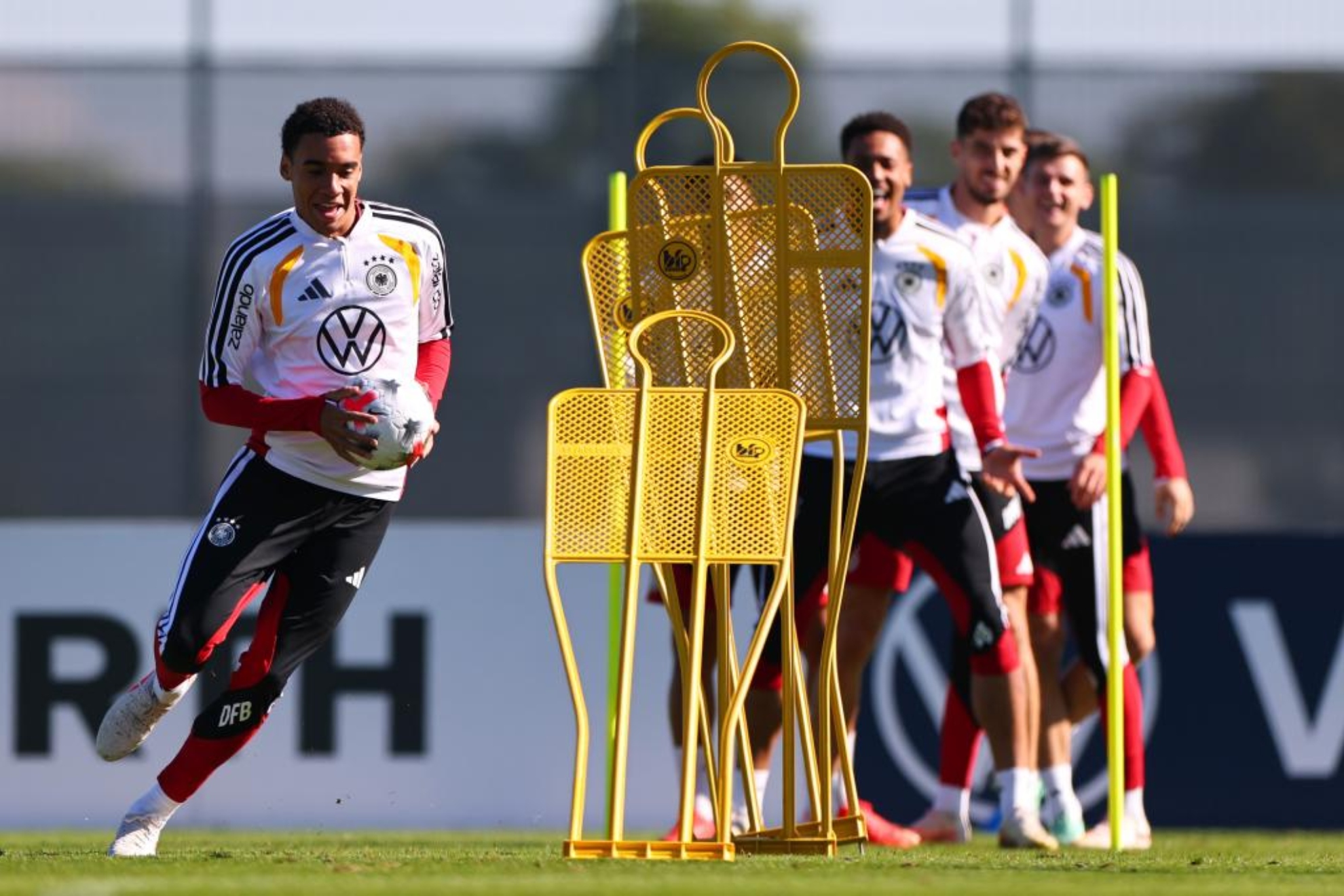 Jamal Musiala, ejercitándose con Alemania. EFE
