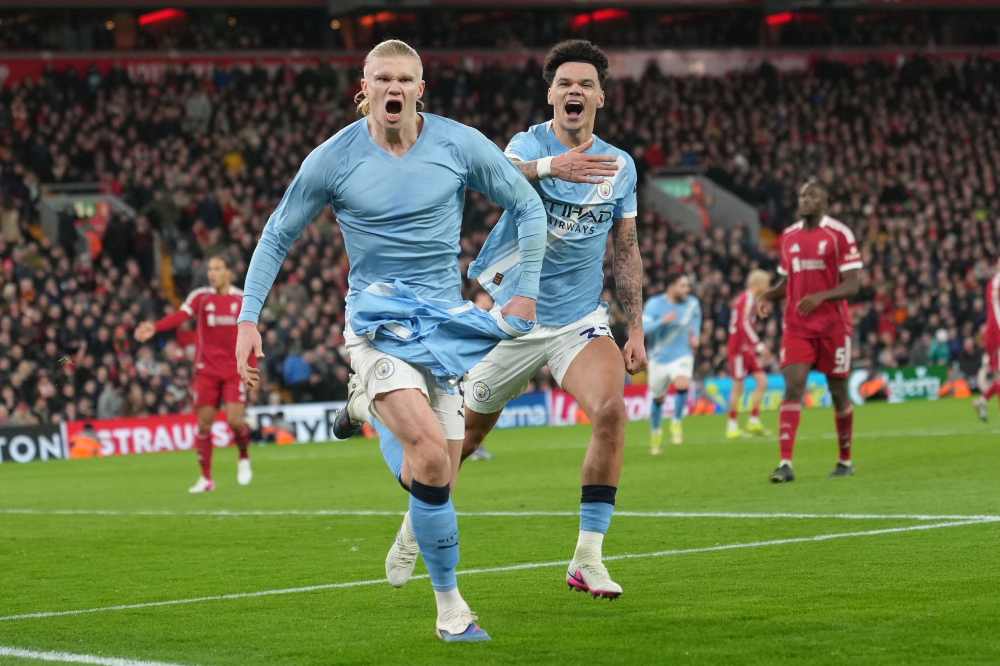 Erling Haaland celebra un gol ante el Liverpool. LAPRESSE.