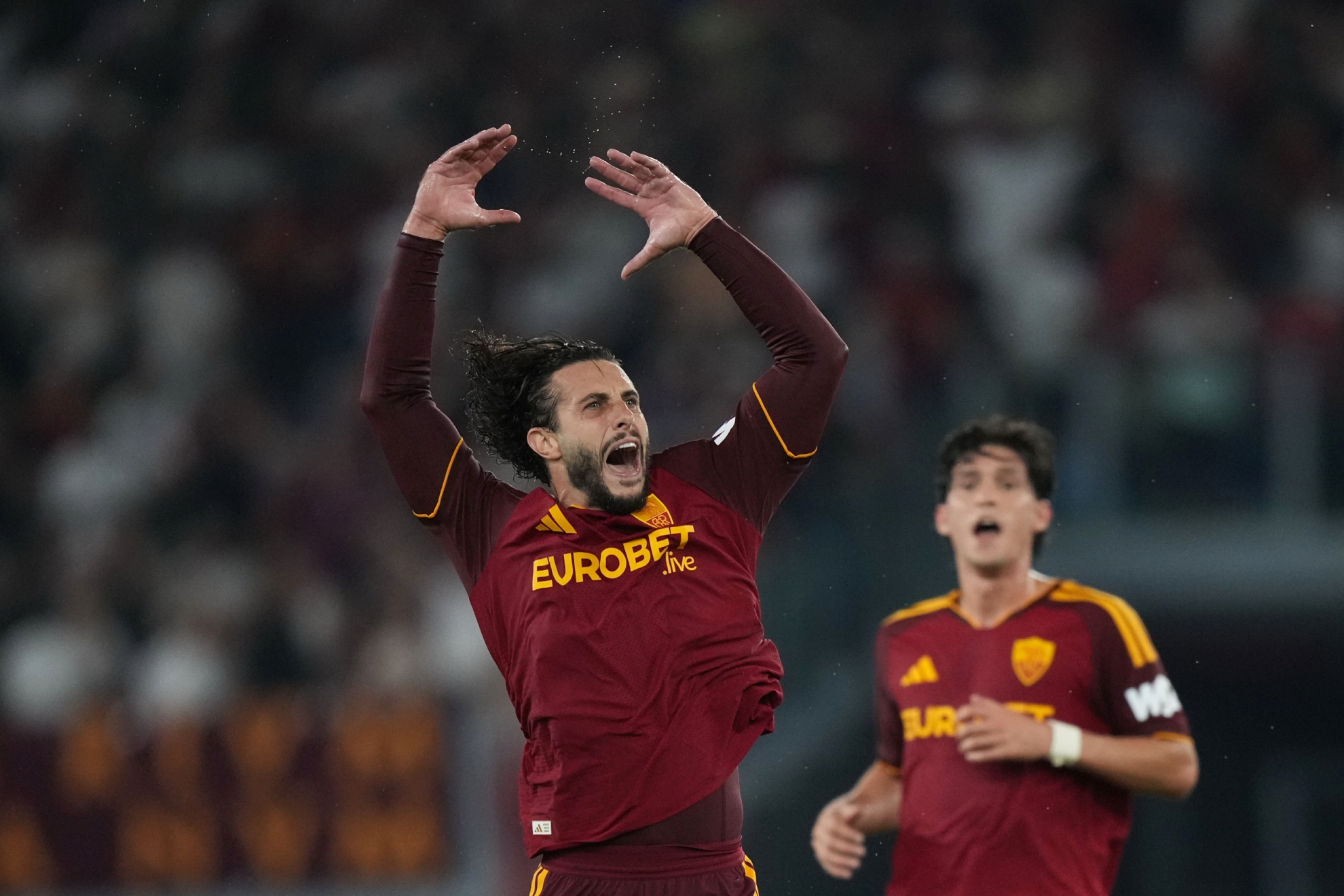Mario Hermoso segna un gol per la Roma.