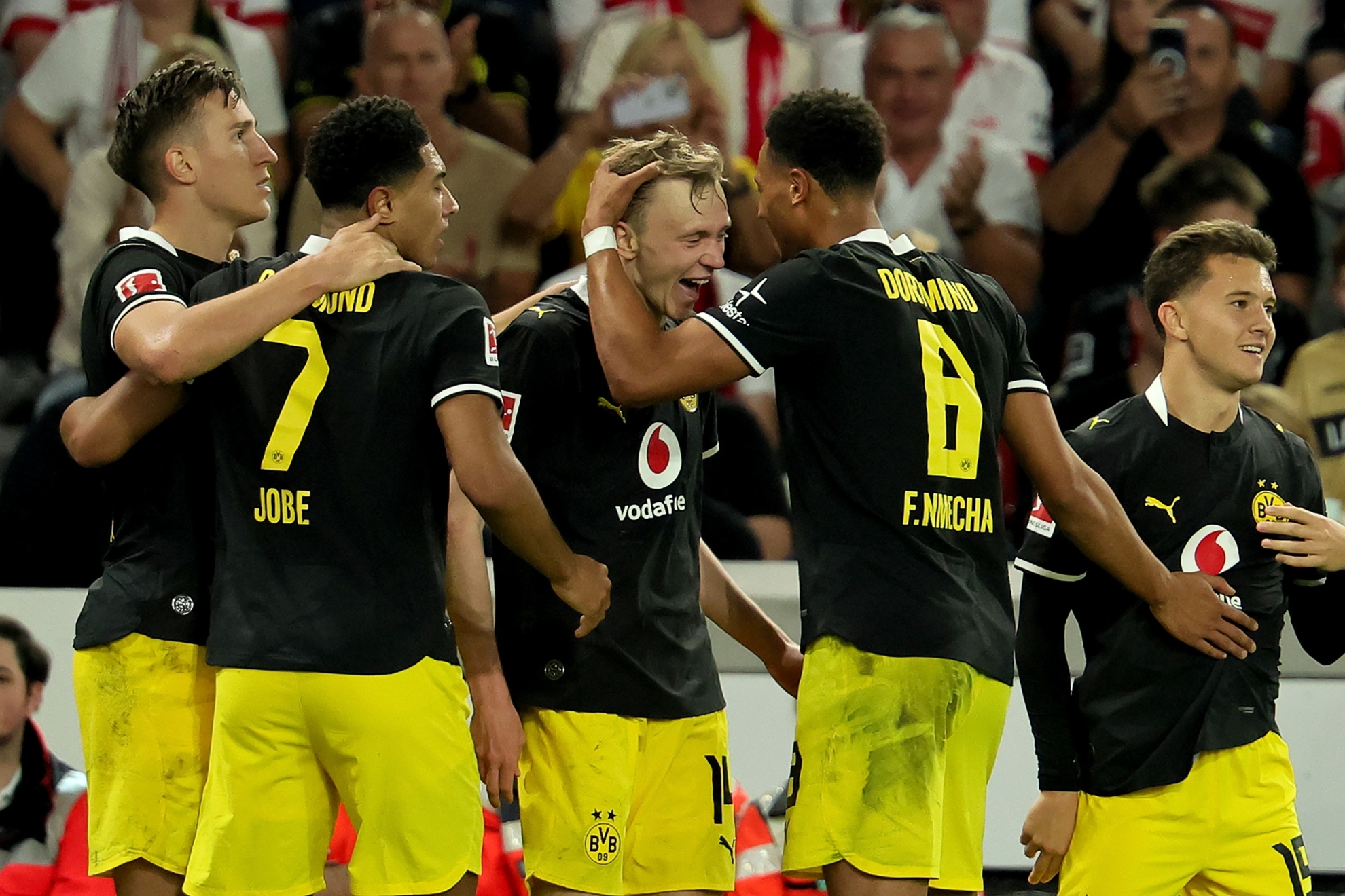 I giocatori del Dortmund festeggiano un gol.