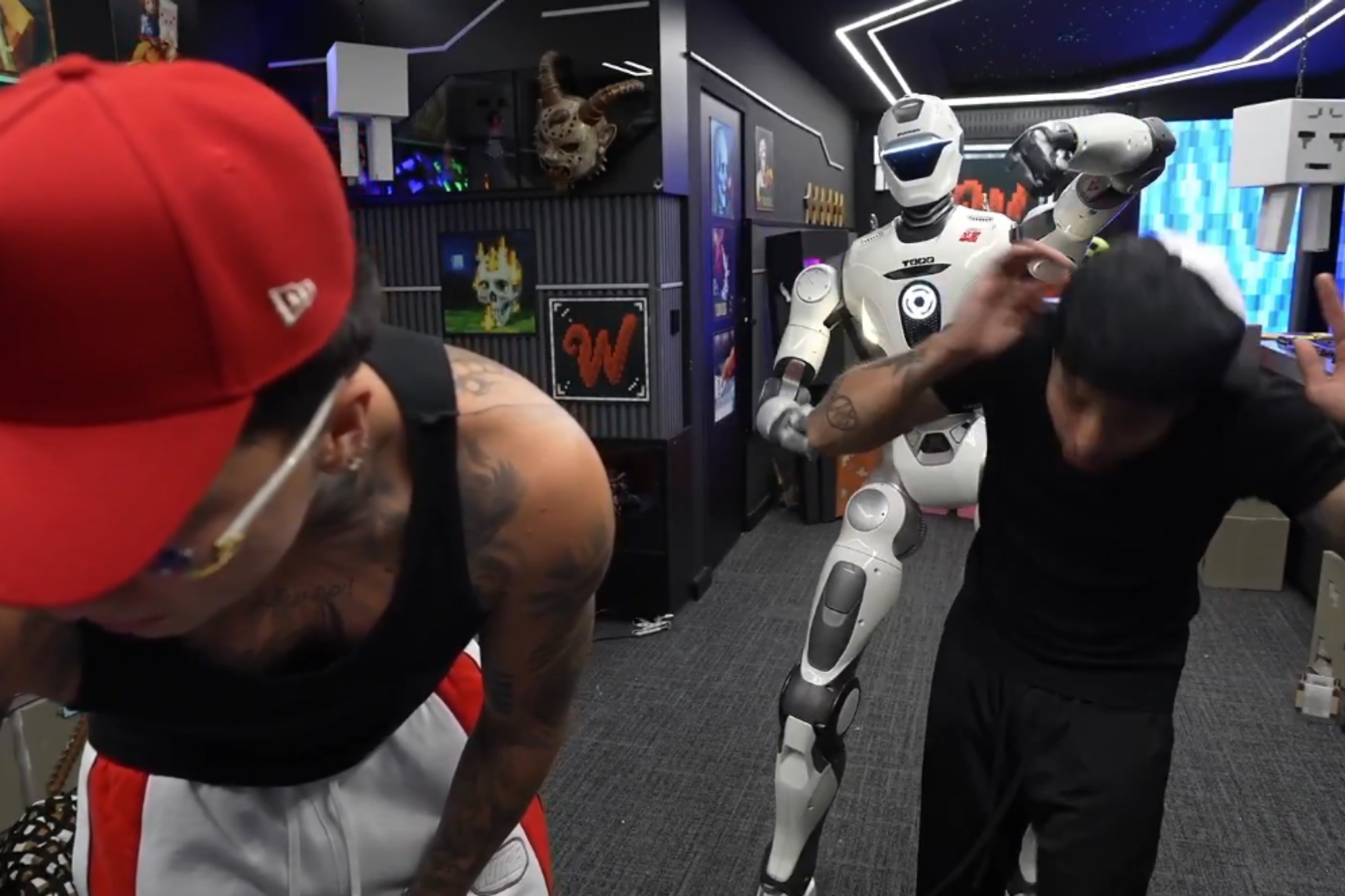 Un robot de 90.000 euros le da un golpe a Westcol en pleno directo y rompe su estudio. kick