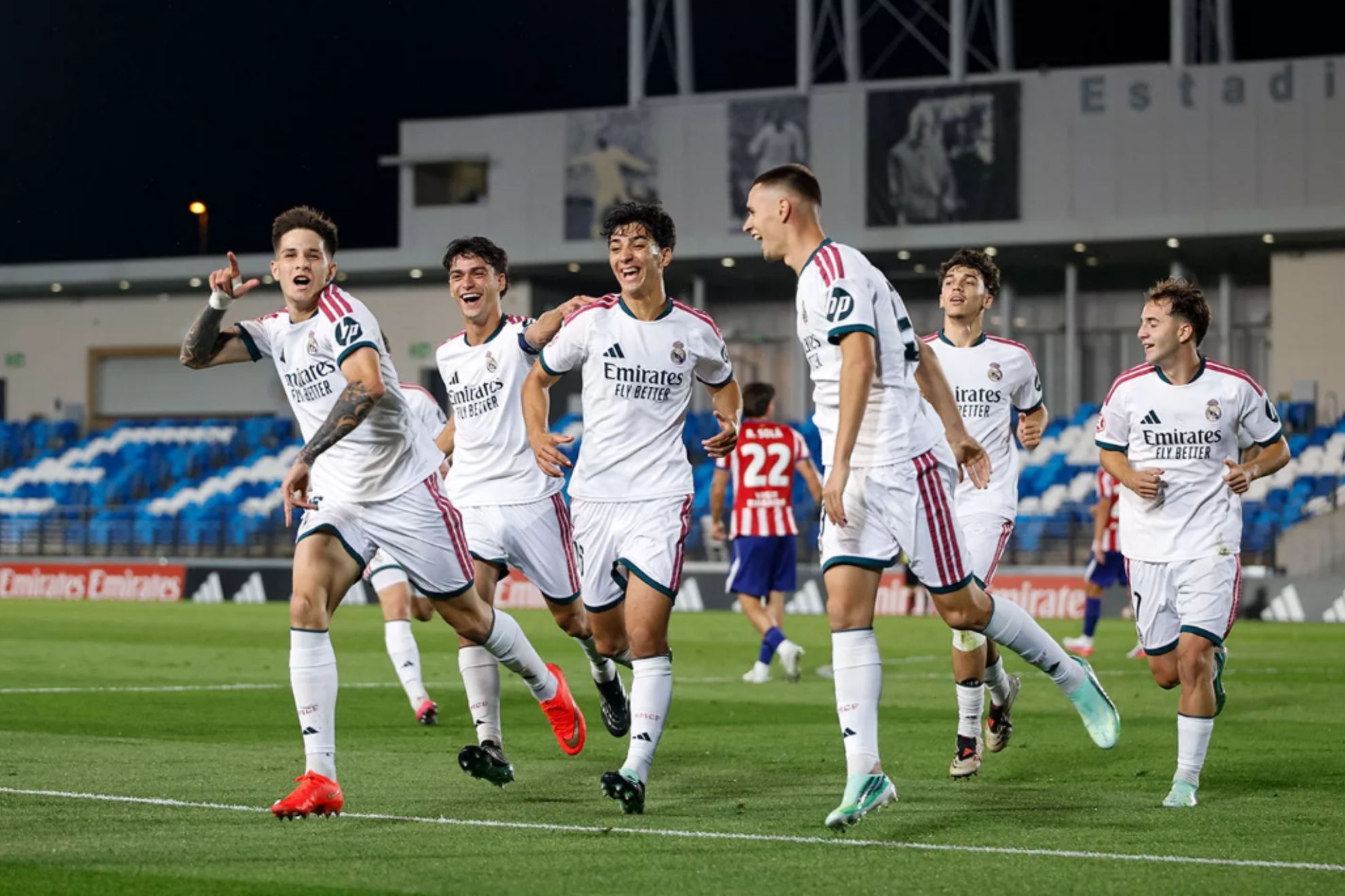 Los jugadores del Castilla celebran el primer gol de Carvajal en el derbi. REALMADRID.COM