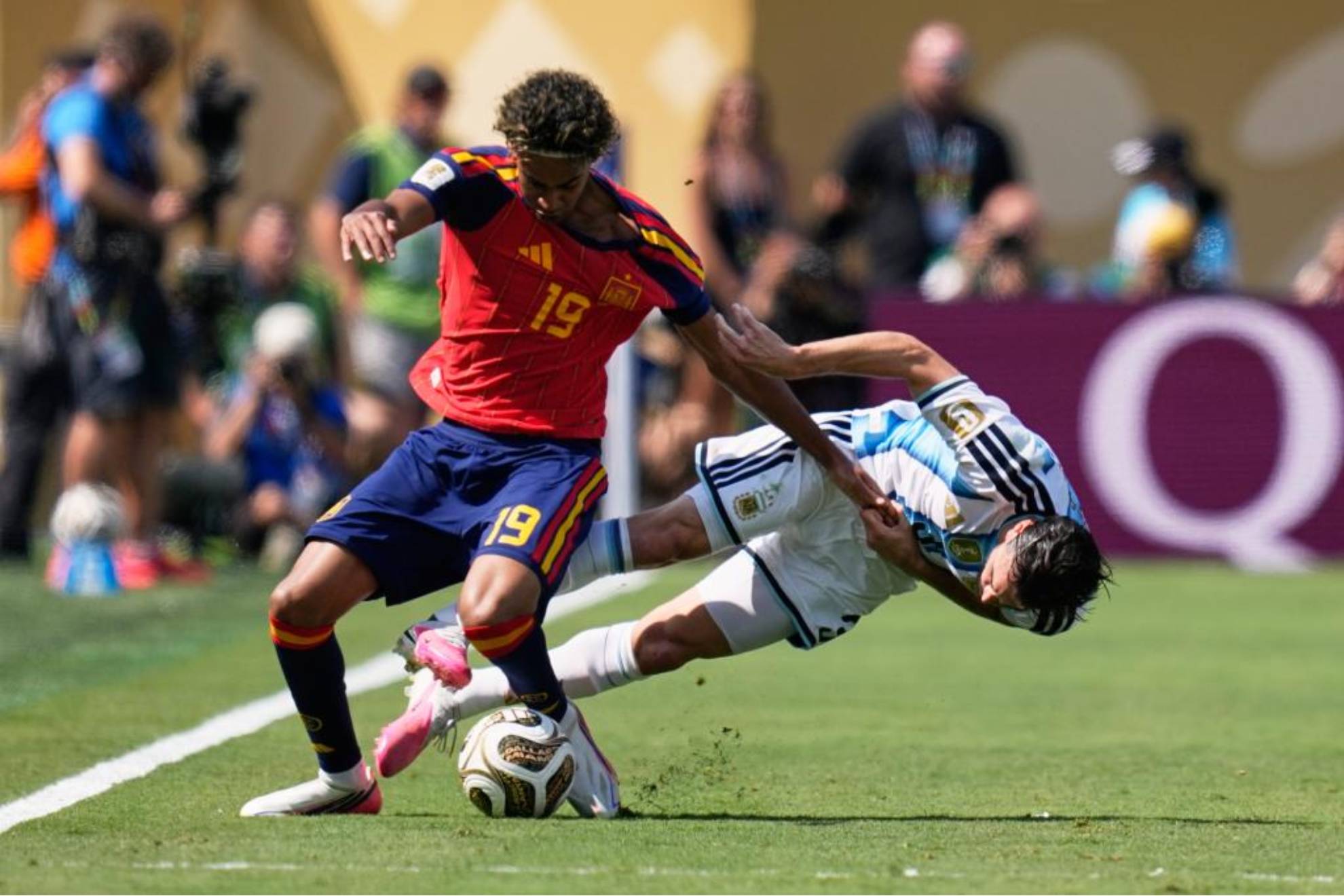 Tagliafico pugna con Lamine Yamal en la final del Mundial